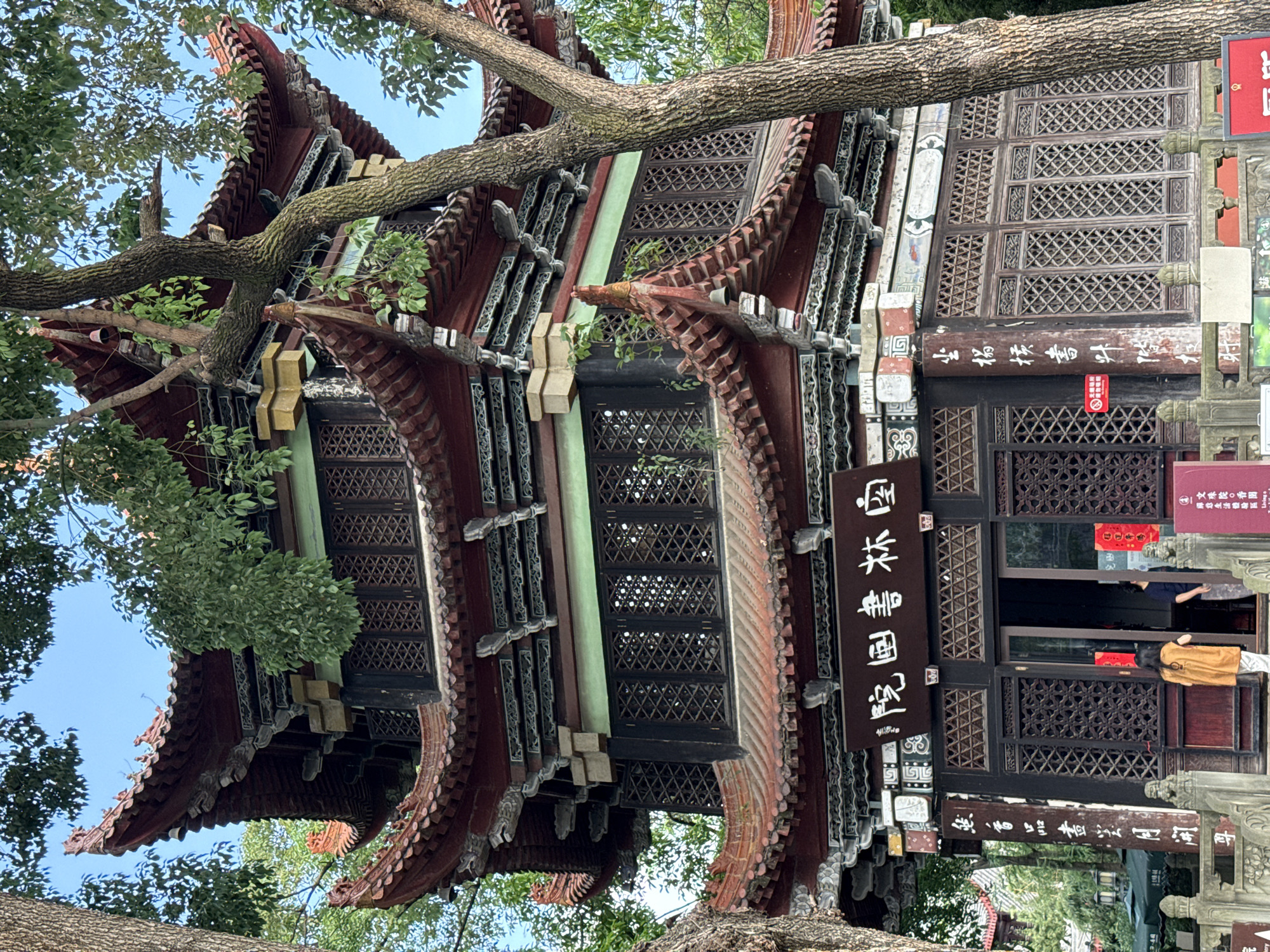 Temple ceremony with hundreds of candles in Chengdu