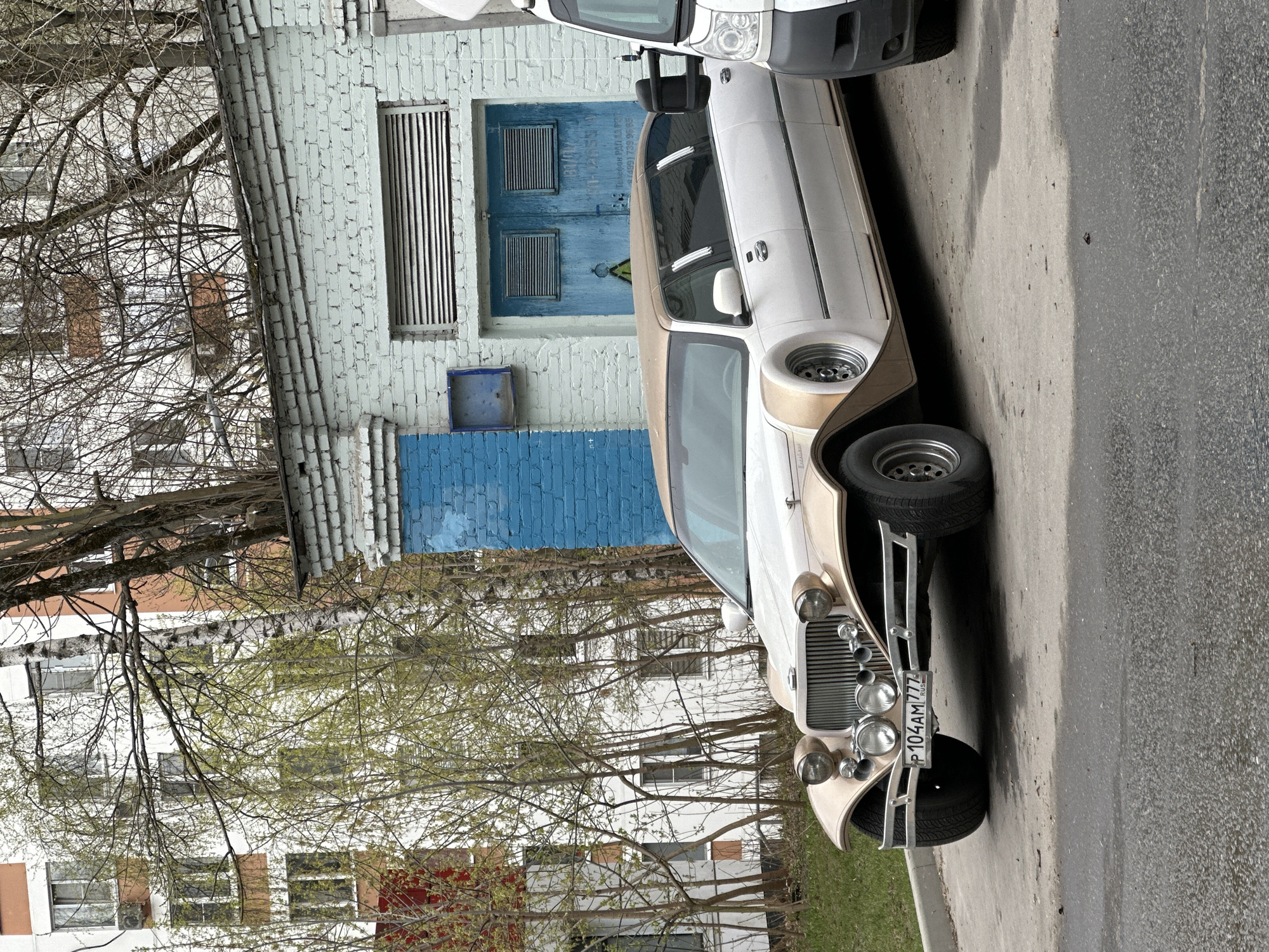 Vintage two-toned car spotted parked on Moscow street