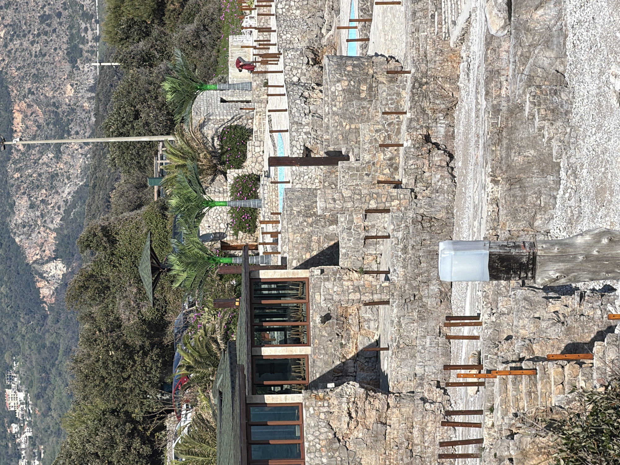 Coastal stone pools and Adriatic views documented in Dubraljevina