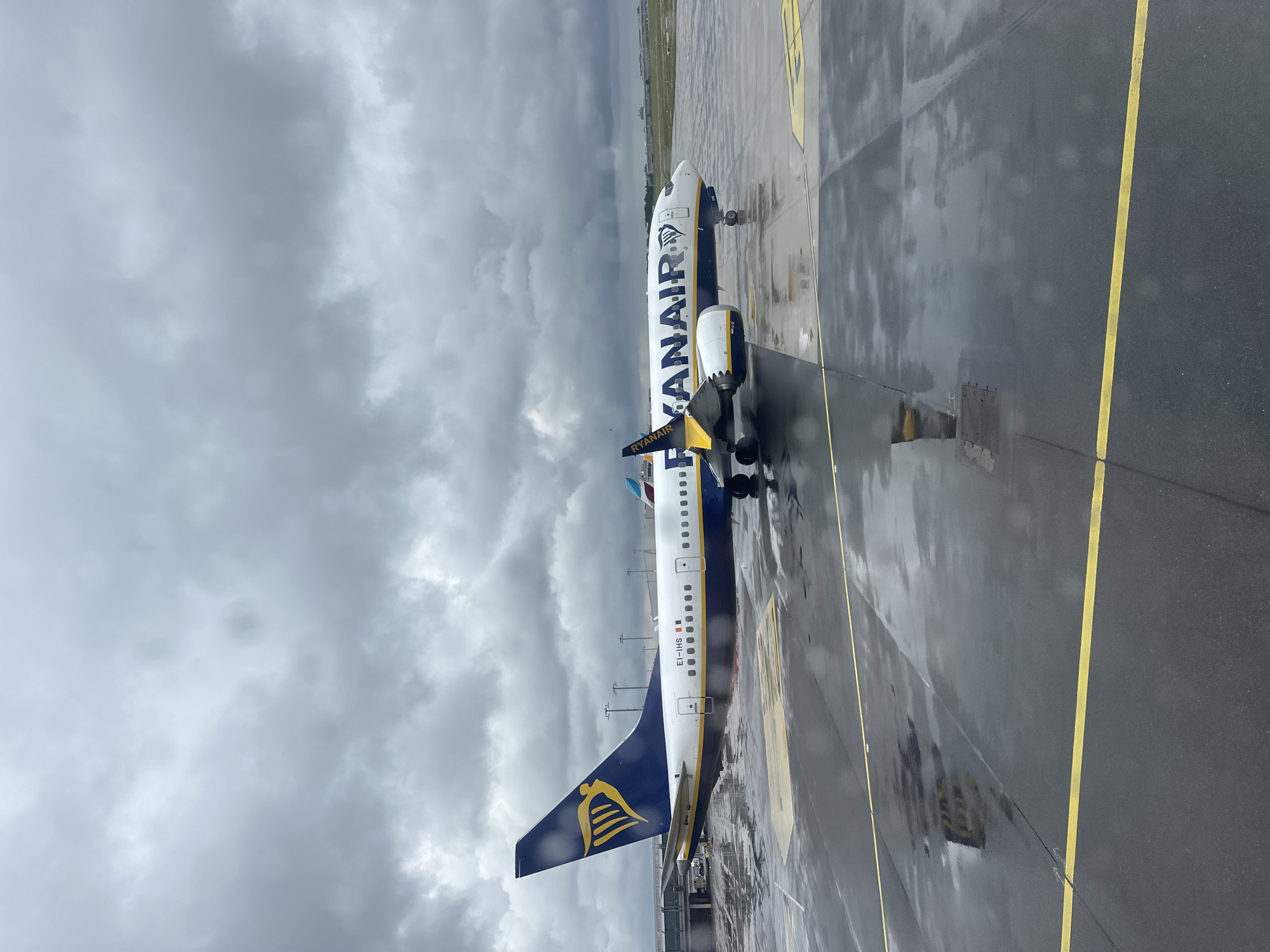 Rainy morning flight departure documented at Hamburg Airport
