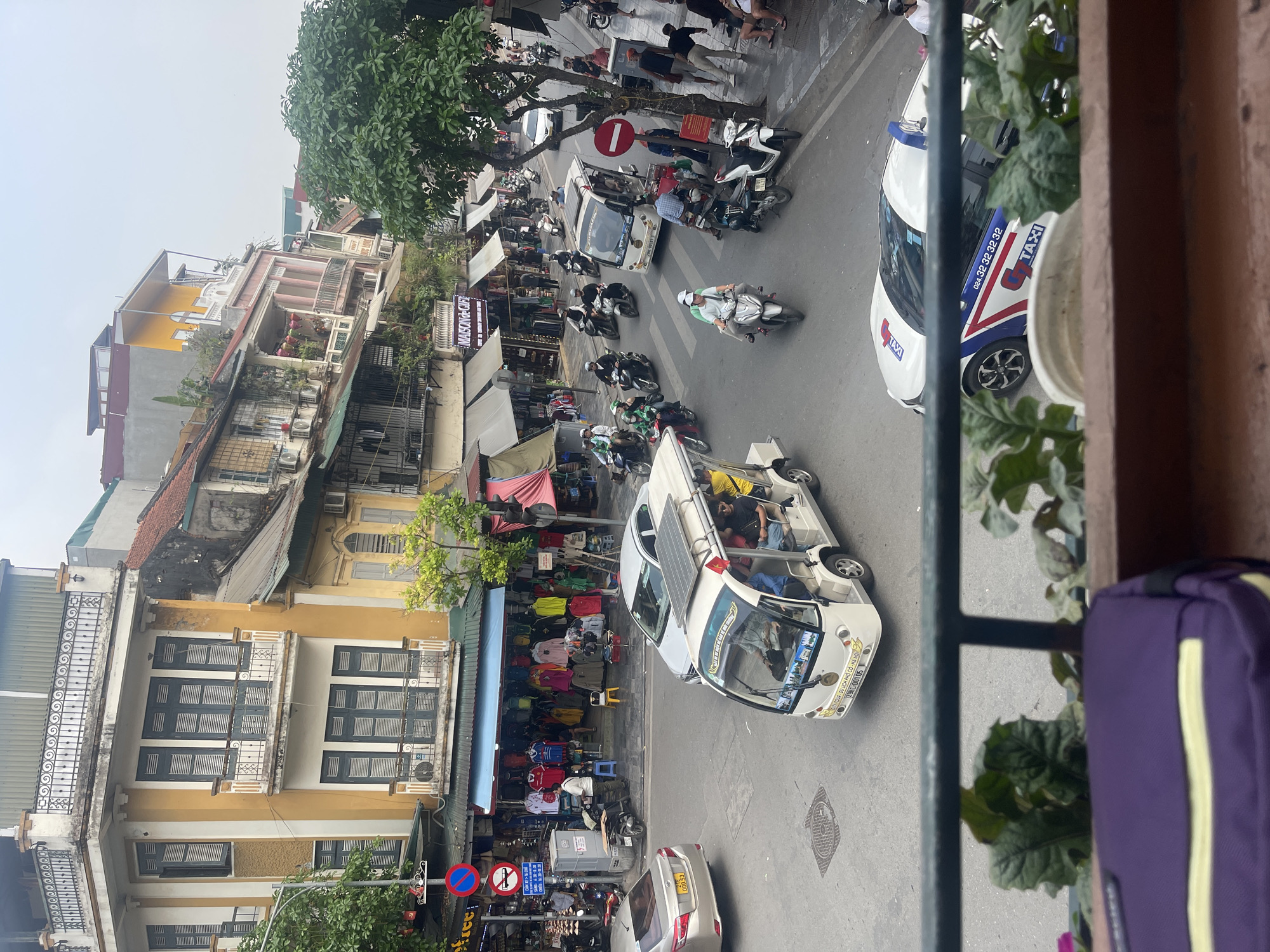 Morning street life documented across Hà Nội cafes and balconies