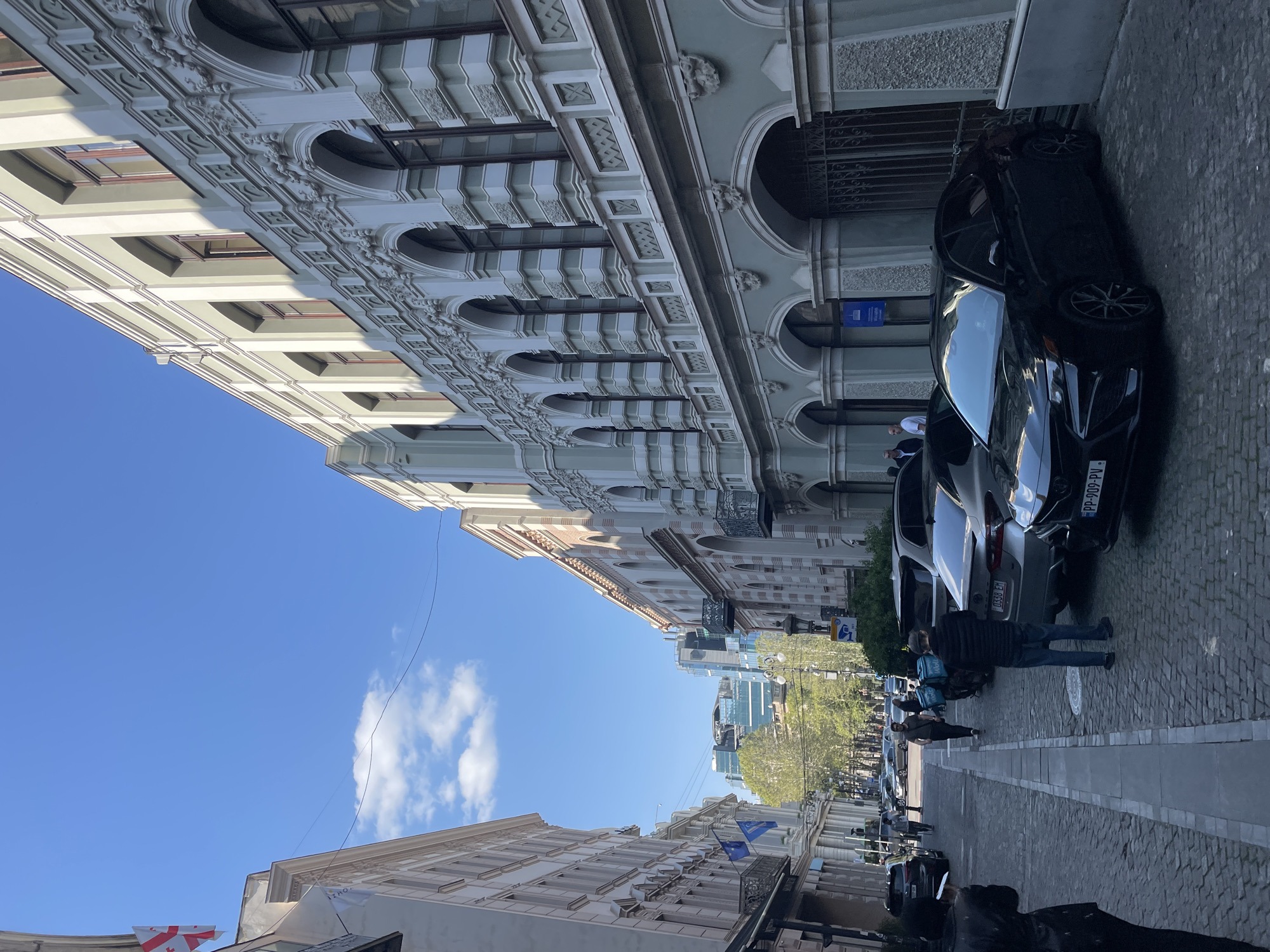 Ordinary Thursday afternoon moments captured across Tbilisi streets
