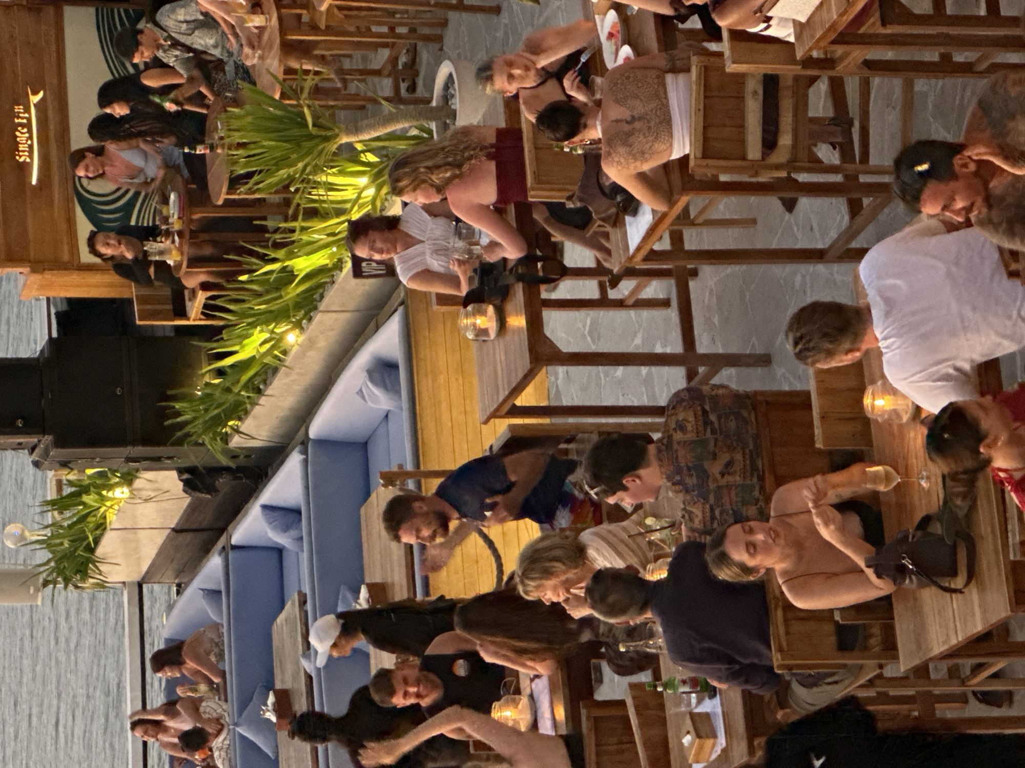 Busy oceanfront restaurant draws crowds in Kuta Selatan