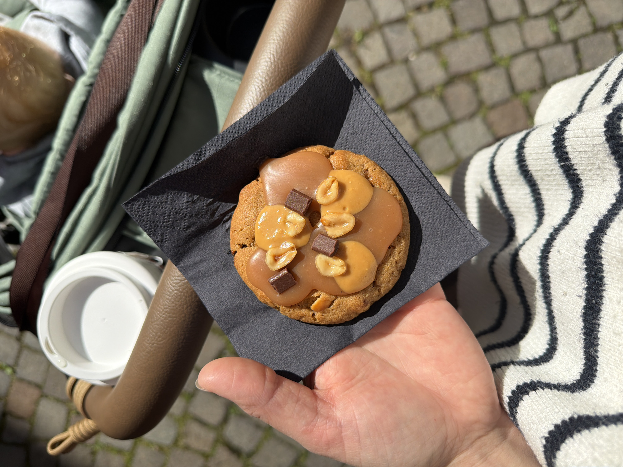 Outdoor snack time captured in Meisenheim's cobblestone streets