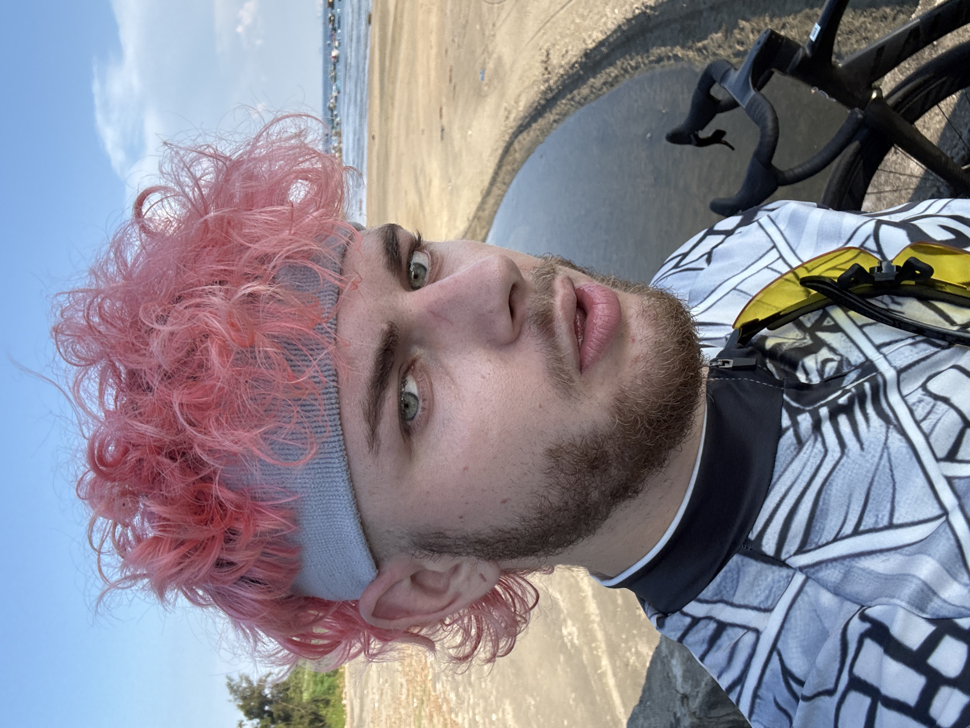 Pink-haired cyclist tours Đà Nẵng beaches and streets