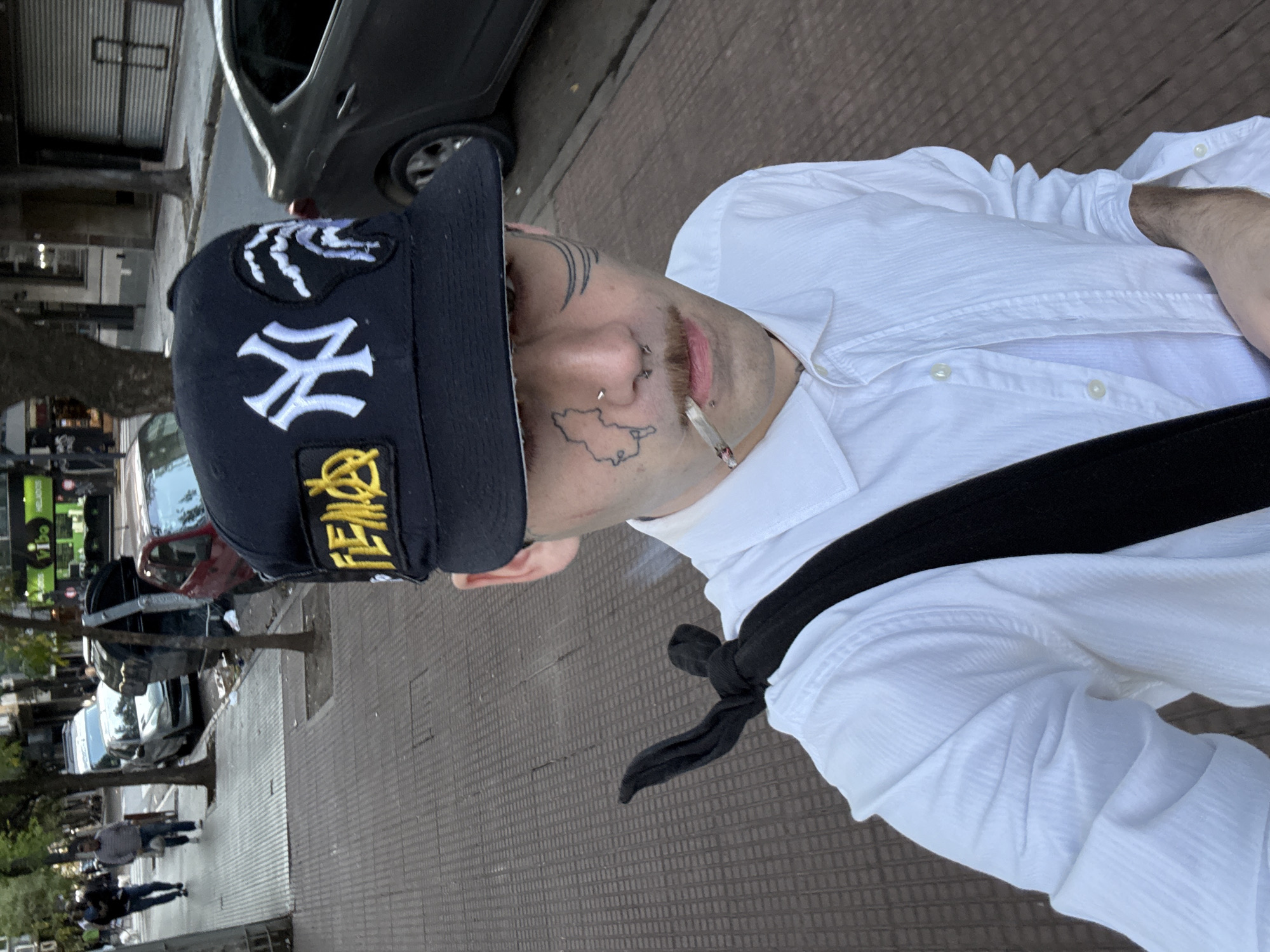 Man in Yankees cap spotted on Buenos Aires sidewalk
