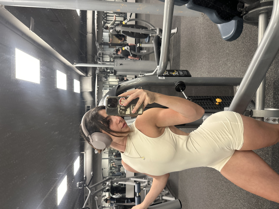 Woman spotted at Santa Monica gym during evening workout