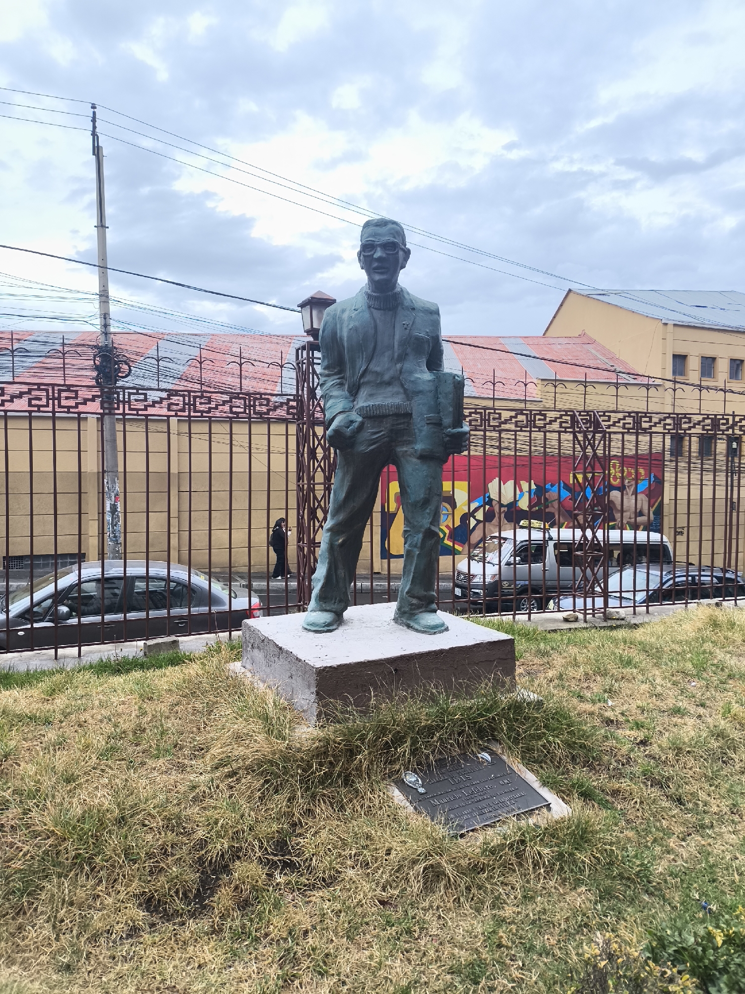 Two statues documented in La Paz public spaces