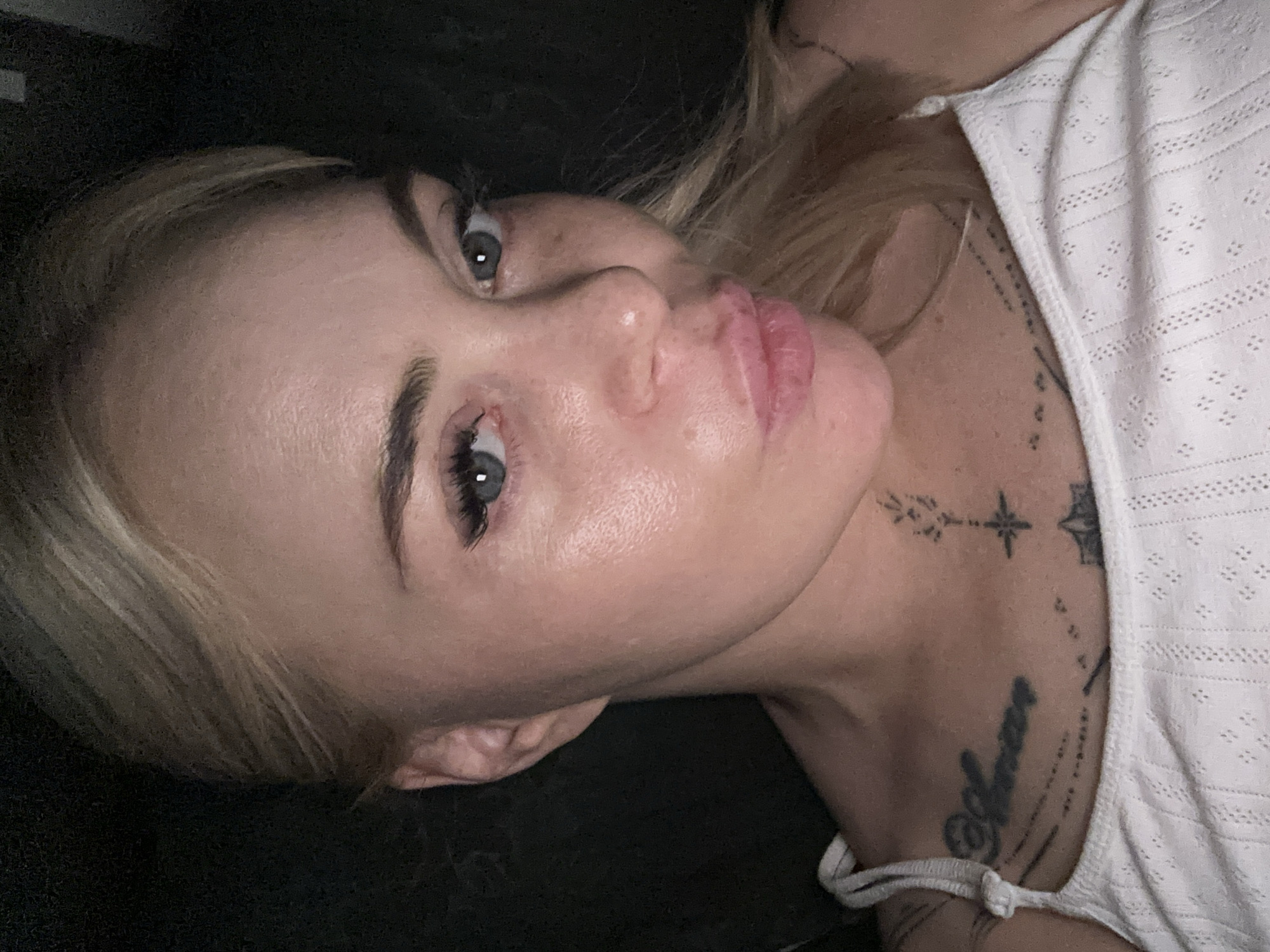 Woman documents herself in 27 selfies over 48 minutes