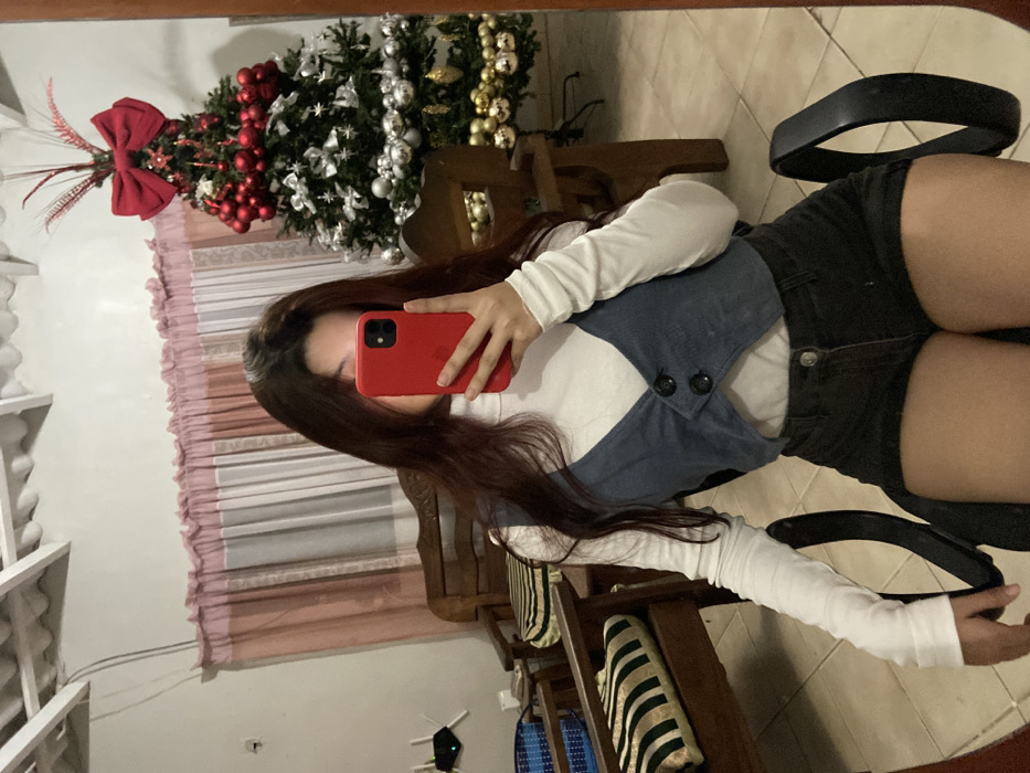 Venezuelan resident documents Christmas decorations in early morning photo session