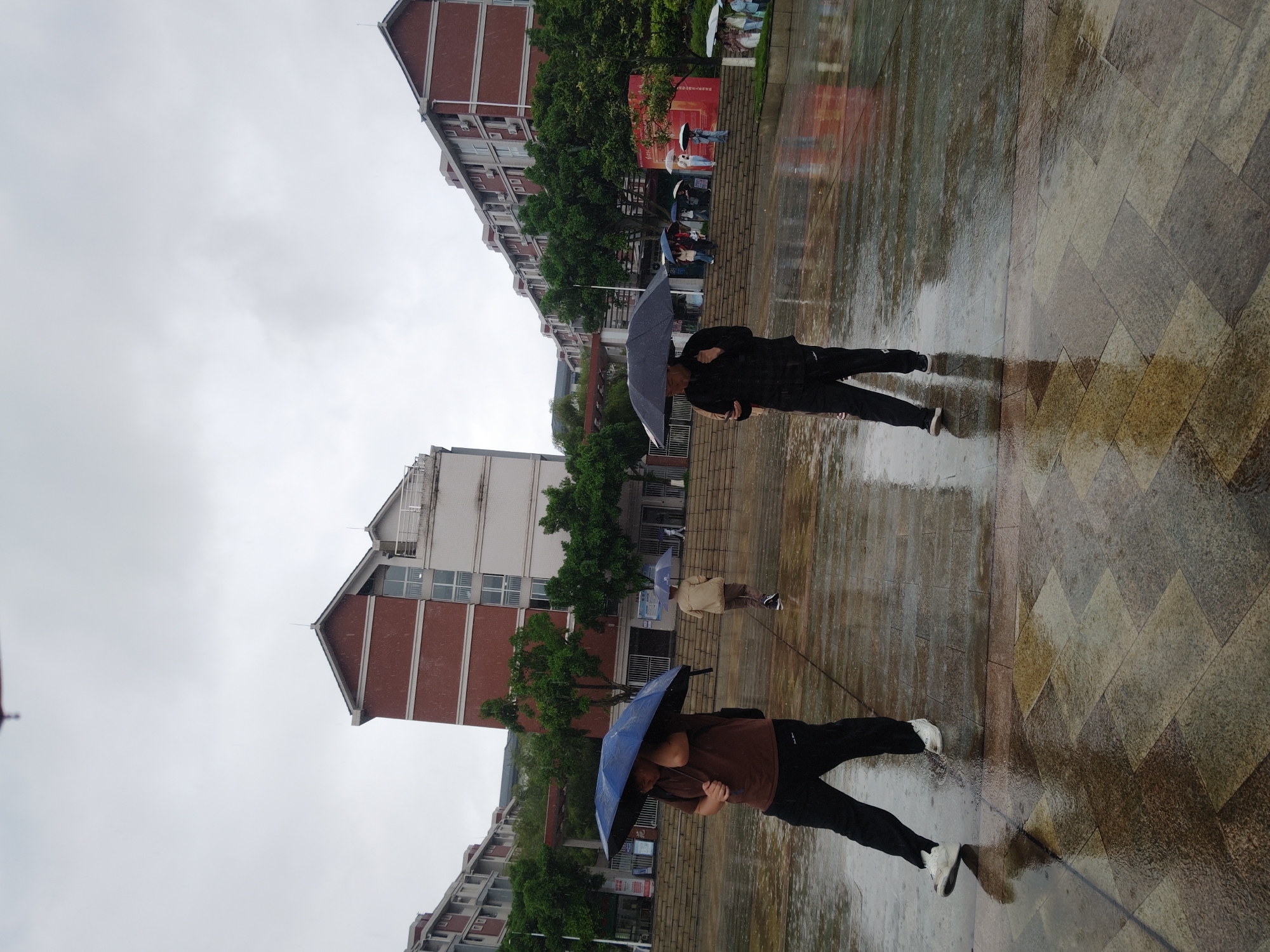 Rainy morning documented in Chongqing High-tech Zone