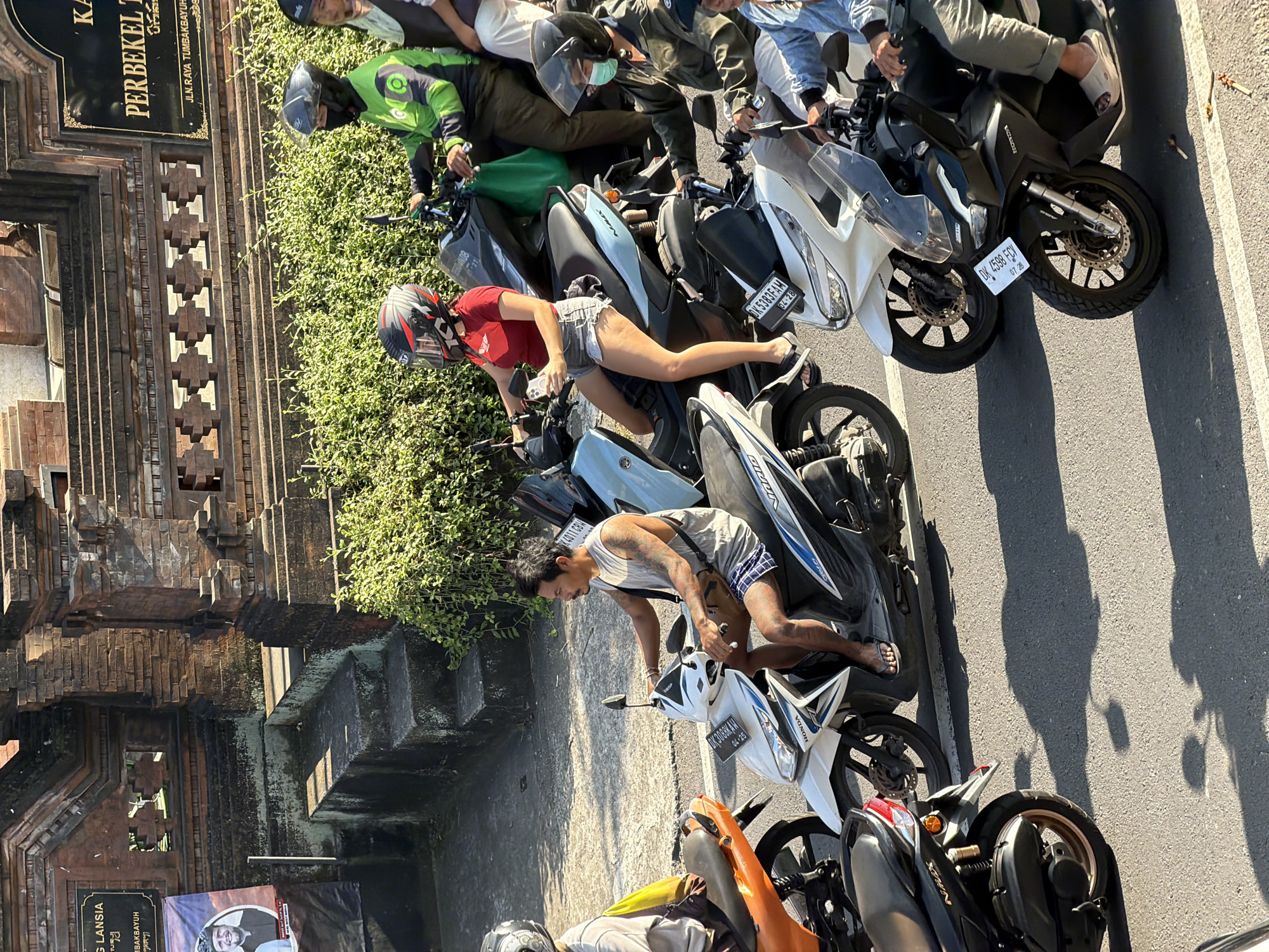 Balinese cremation procession winds through Mengwi streets