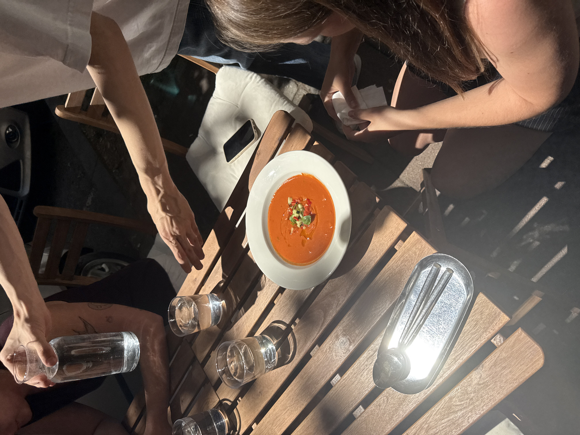 Friends share lunch and selfies at Belgrade cafe