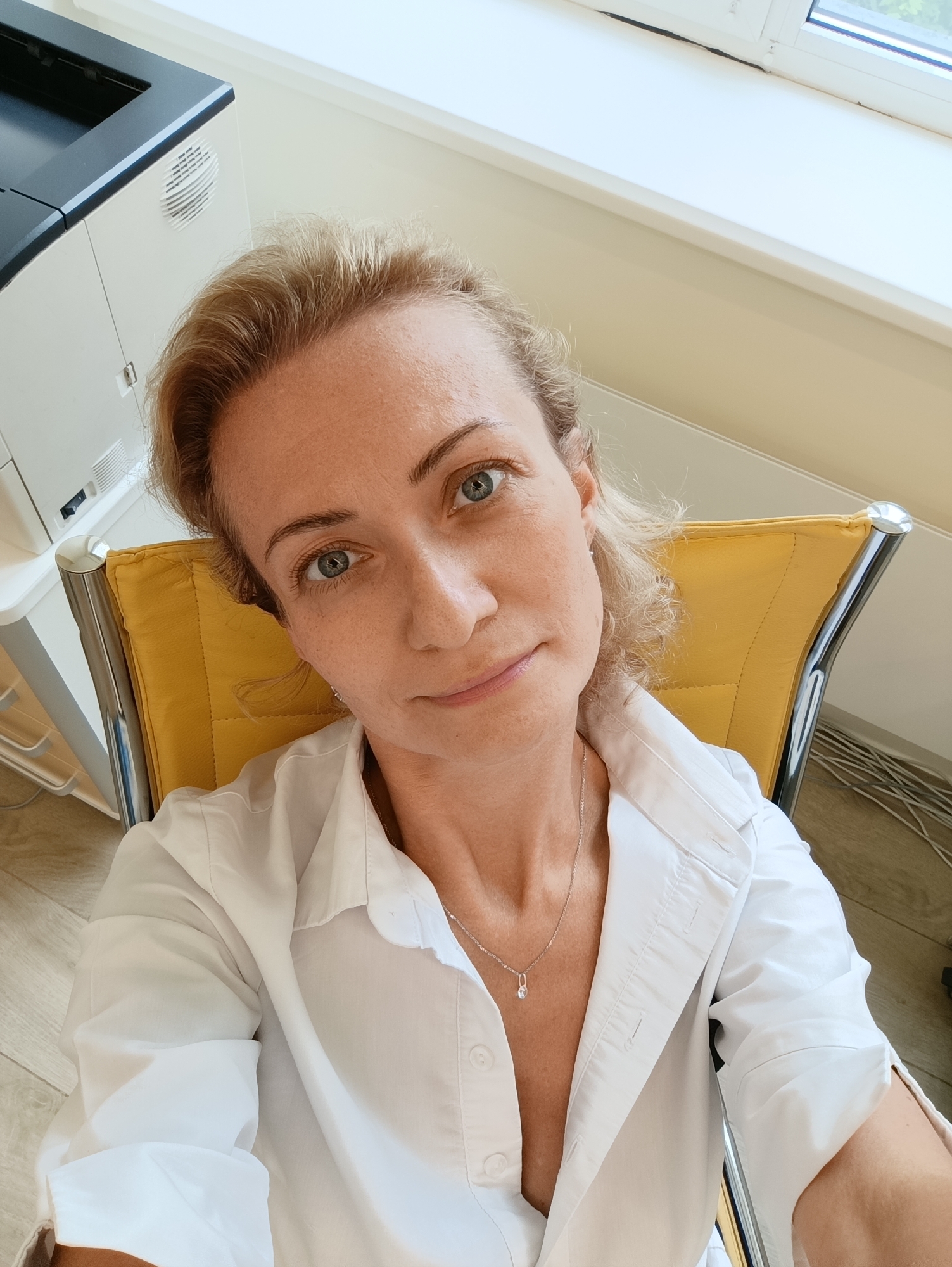 Quiet morning in a Moscow office, tea and selfies