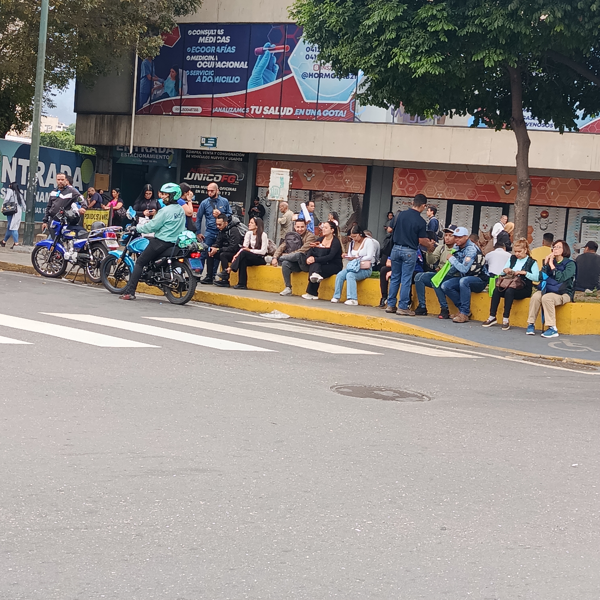 Routine street life captured across central Caracas Thursday afternoon