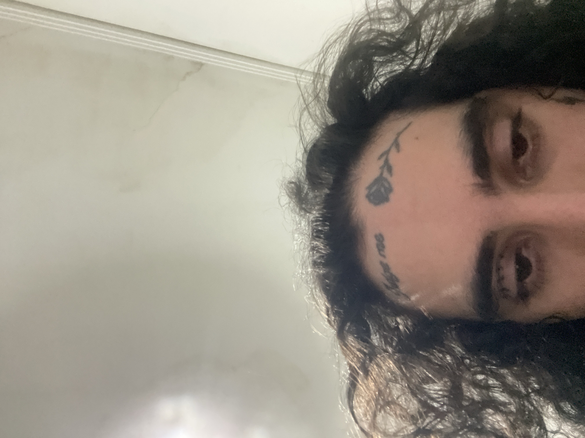 Late-night video editing session observed in Buenos Aires room