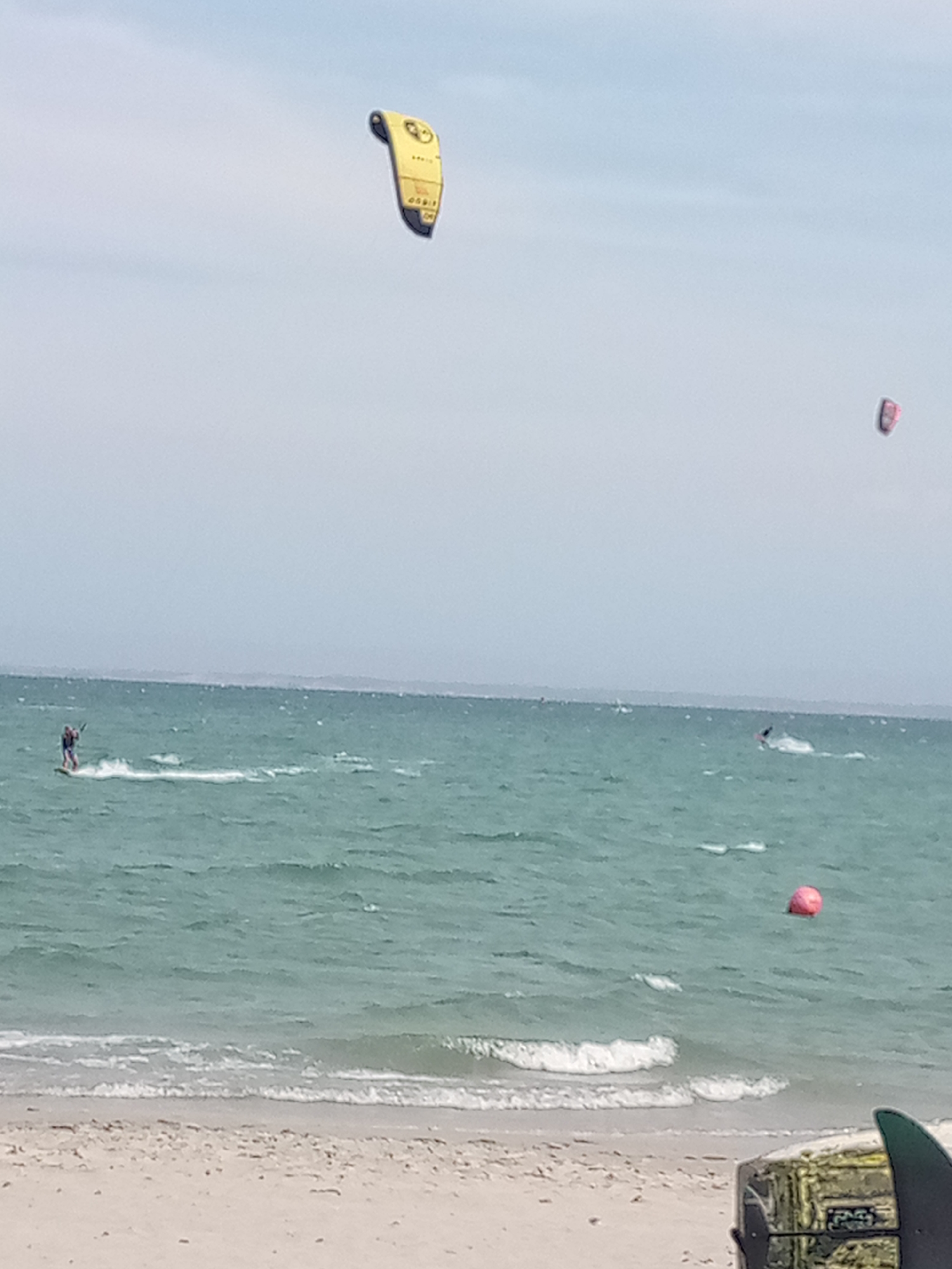 Evening kitesurfing activity draws crowds to El Yaque beach