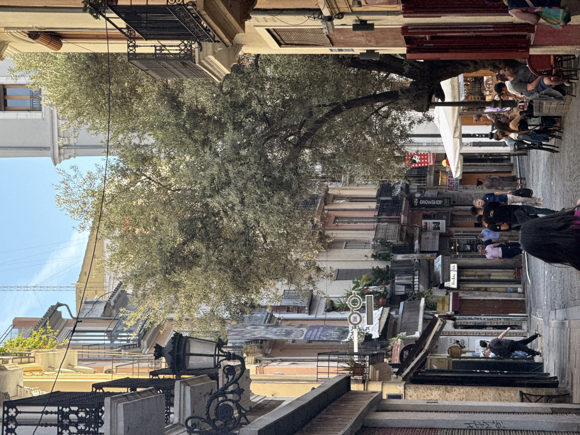 Afternoon street life documented in Valencia's historic district