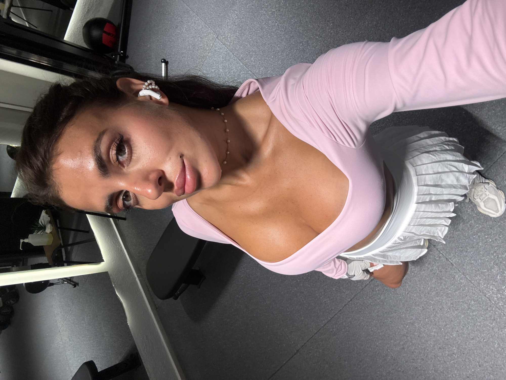 Gym selfie session in Fethiye, pink and white outfit throughout