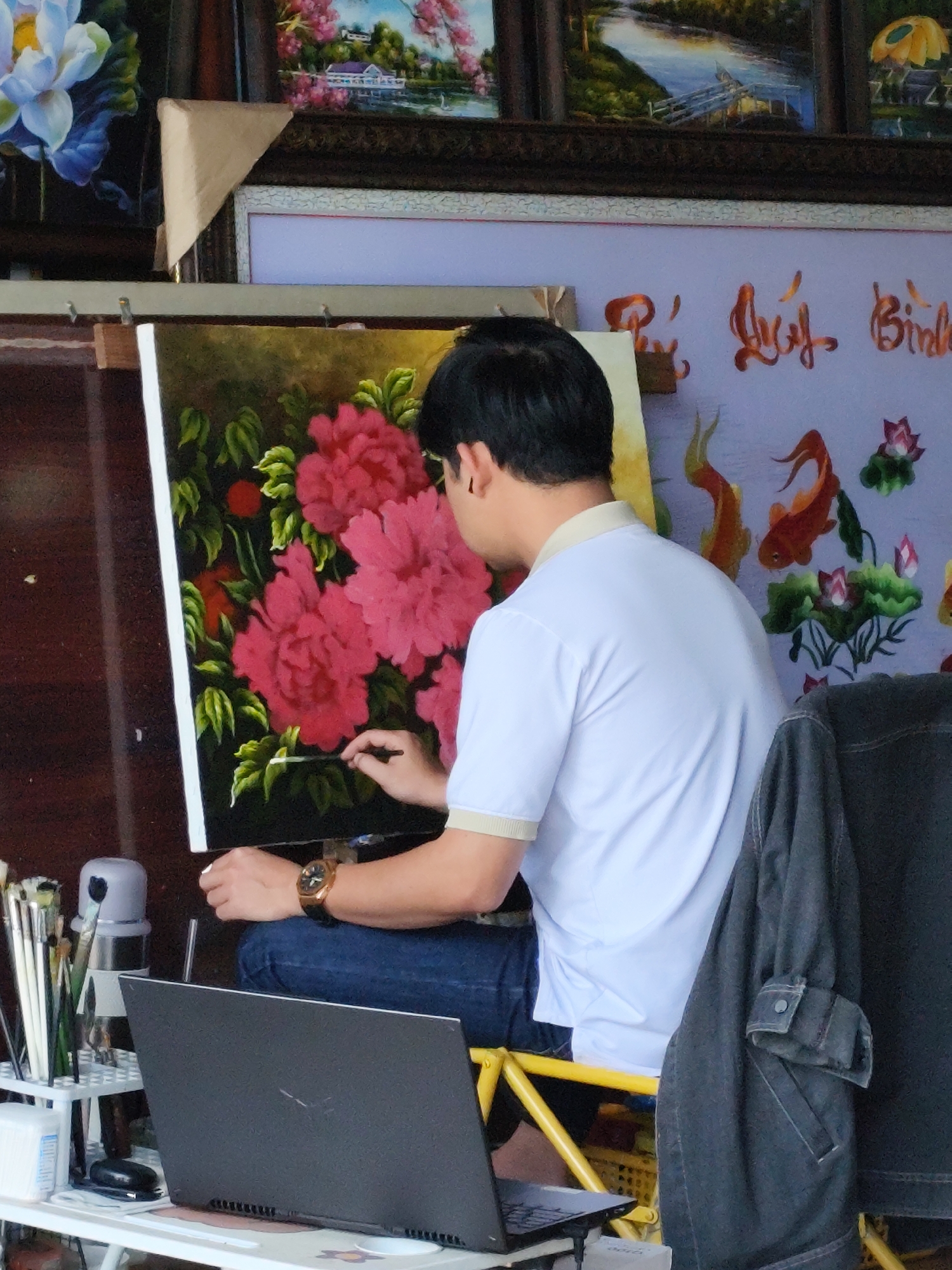 Đà Lạt street life and a floral painter at work