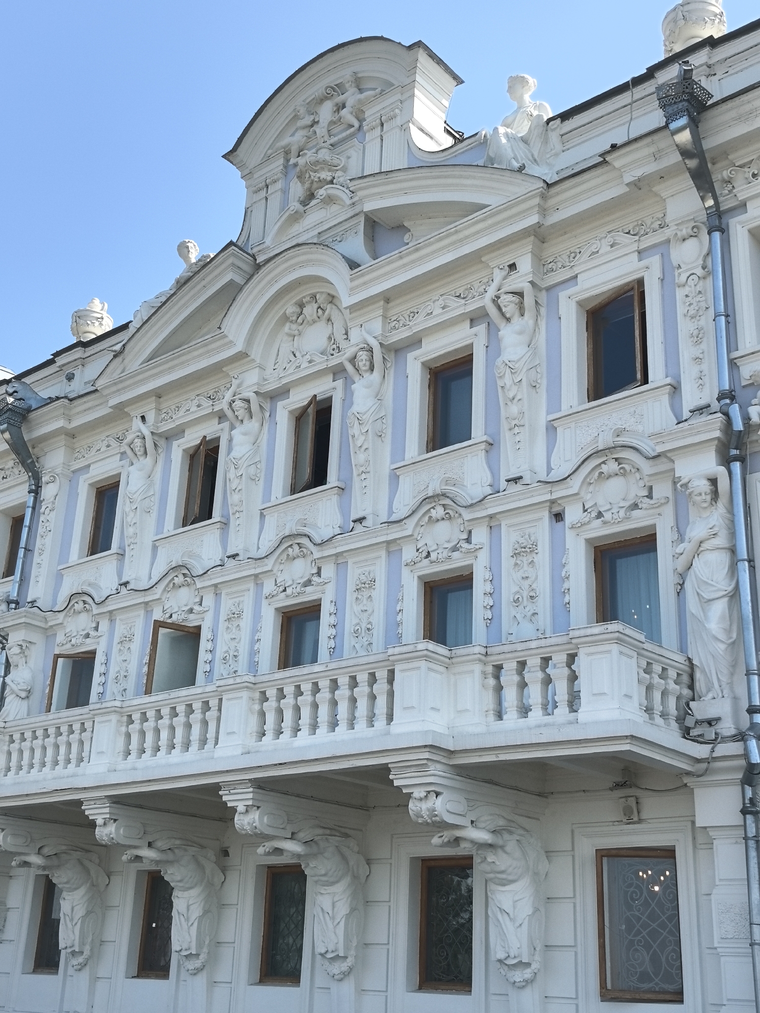 Outdoor sketching session at Nizhny Novgorod's Sirotkin mansion