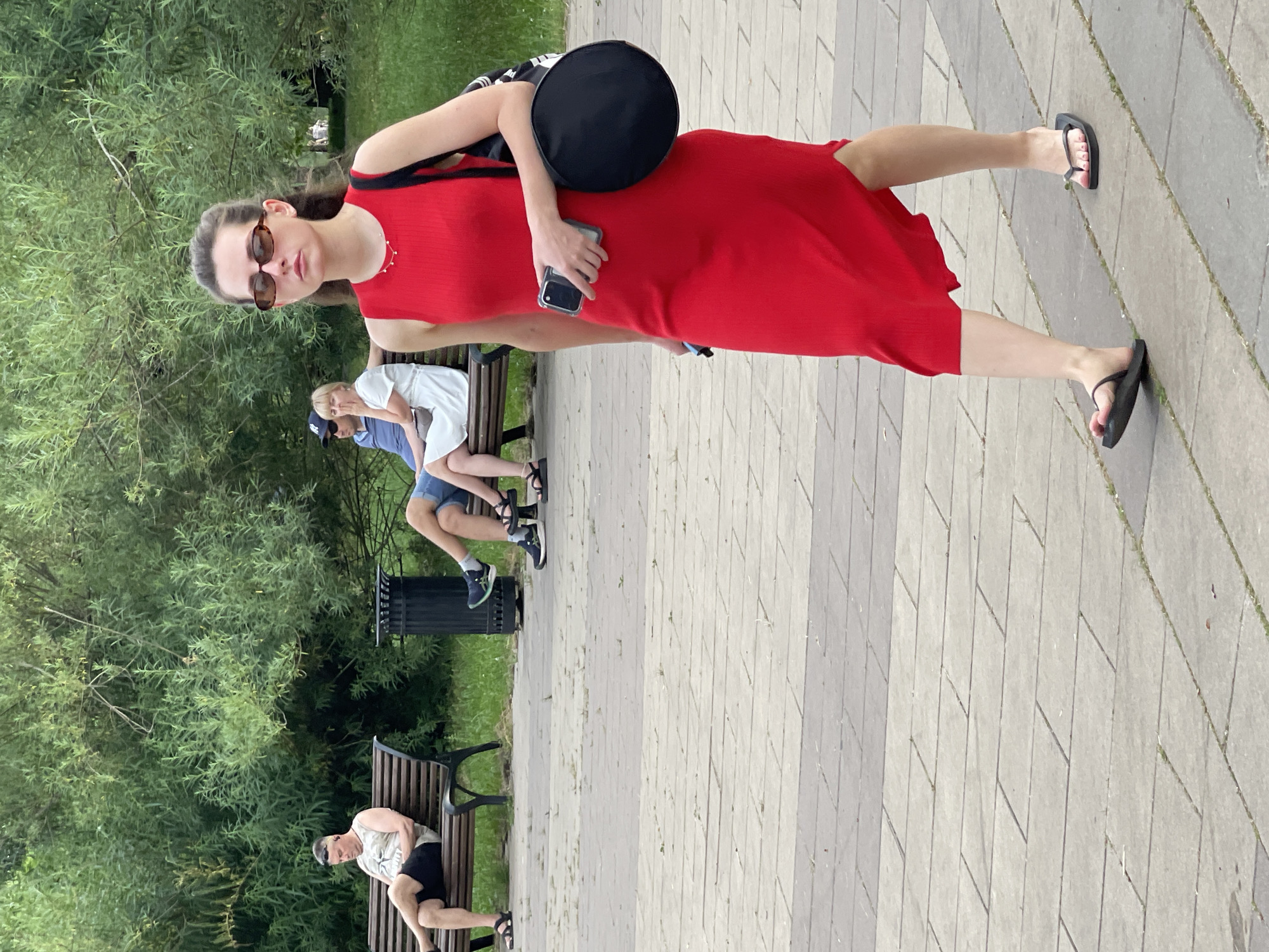 Muscovites enjoy sunny afternoon at popular park and waterway