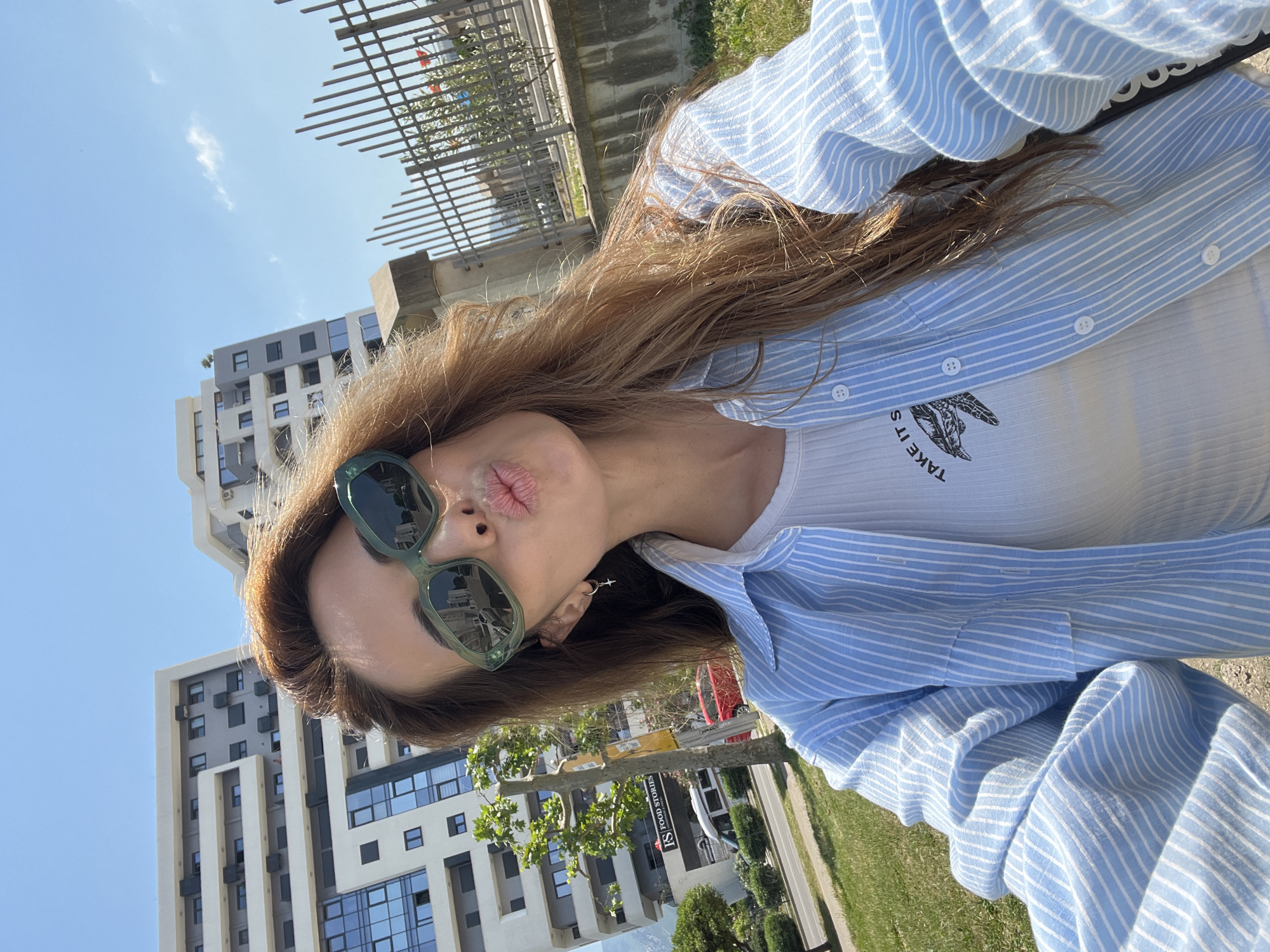 Woman poses in sunglasses as eyewear content circulates Montenegro