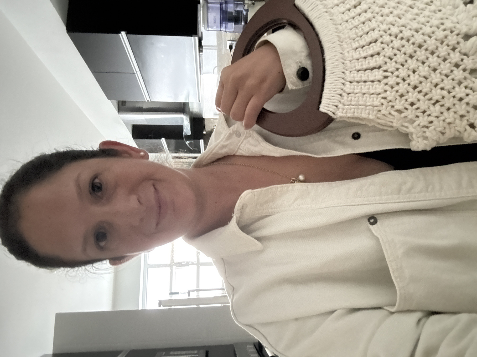 Woman takes kitchen selfie with macrame bag in San Isidro