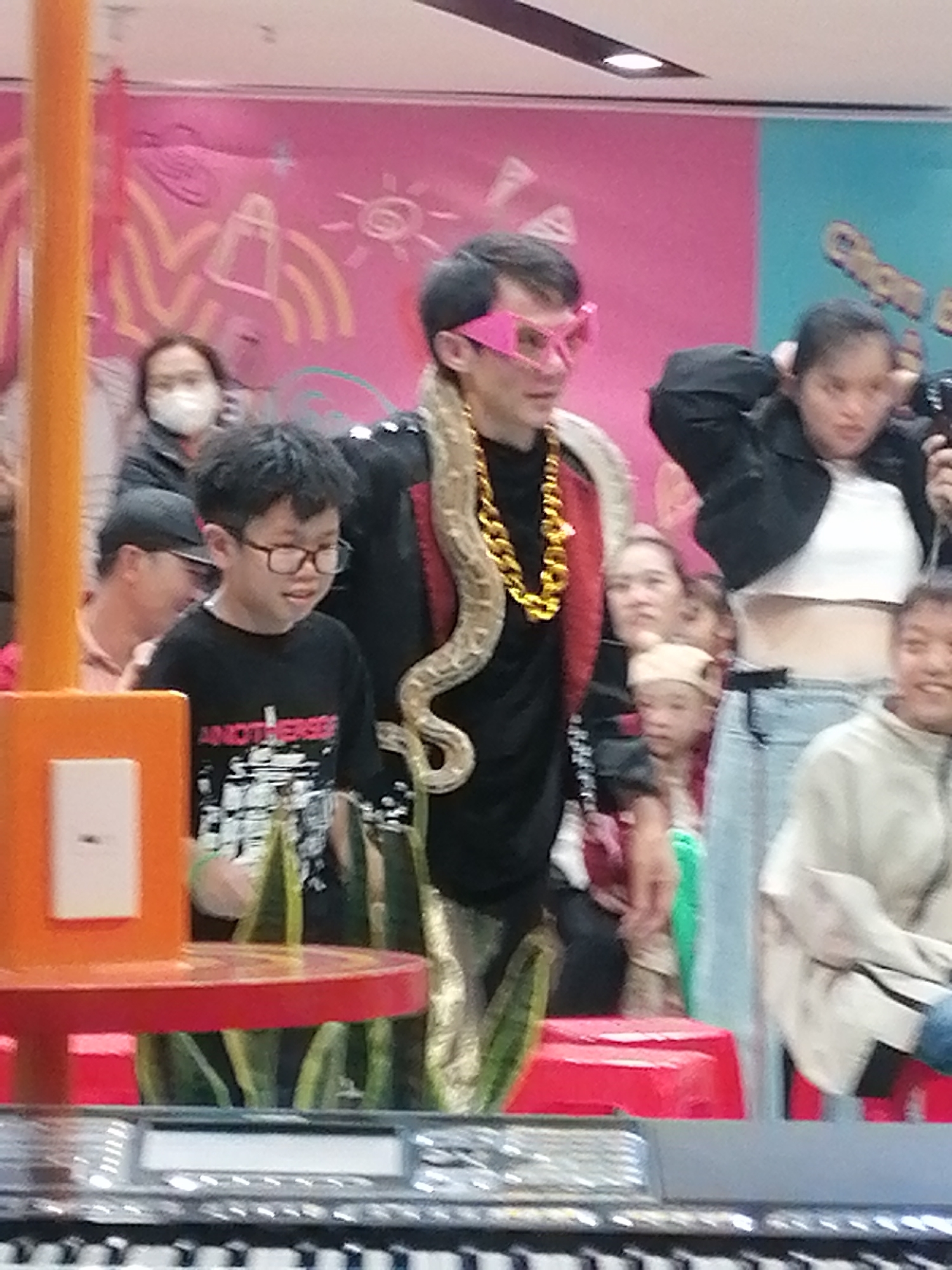 LOTO game show draws families to Da Lat mall