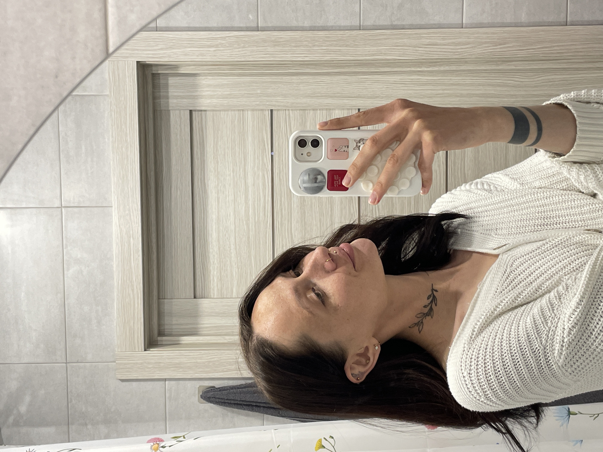Woman Takes Bathroom Selfie in Izhevsk