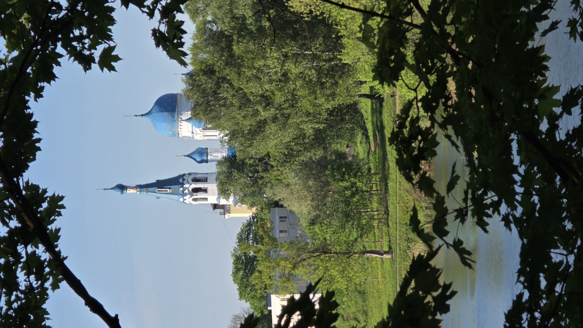 Tourist documents Gatchina palace grounds during spring afternoon stroll