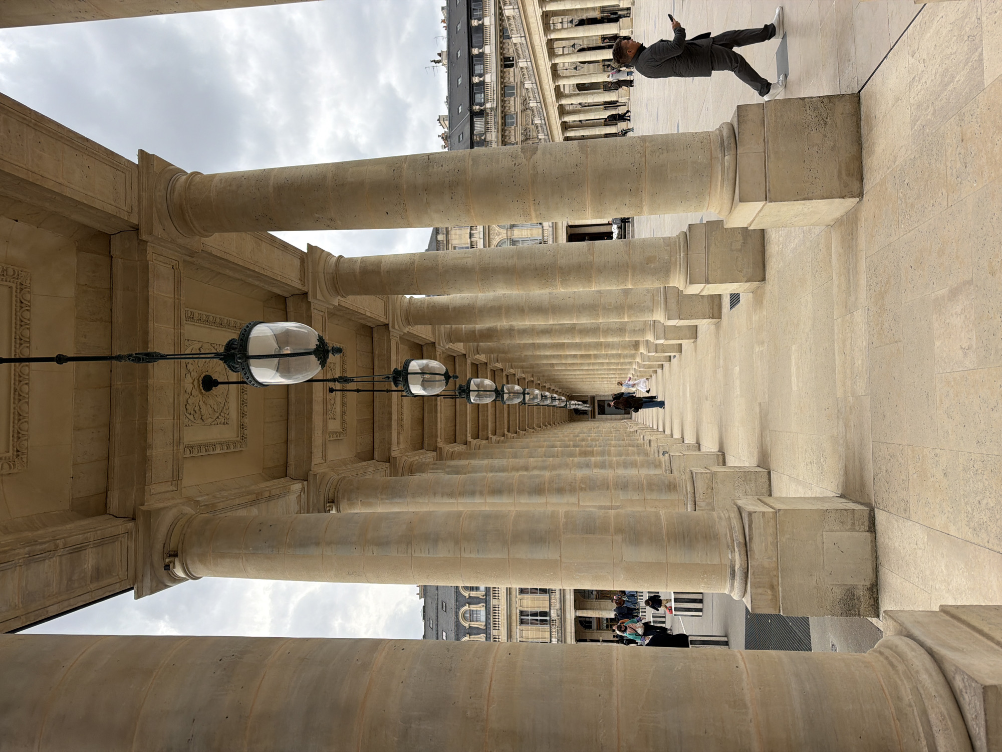 Witness documents afternoon stroll through central Paris landmarks