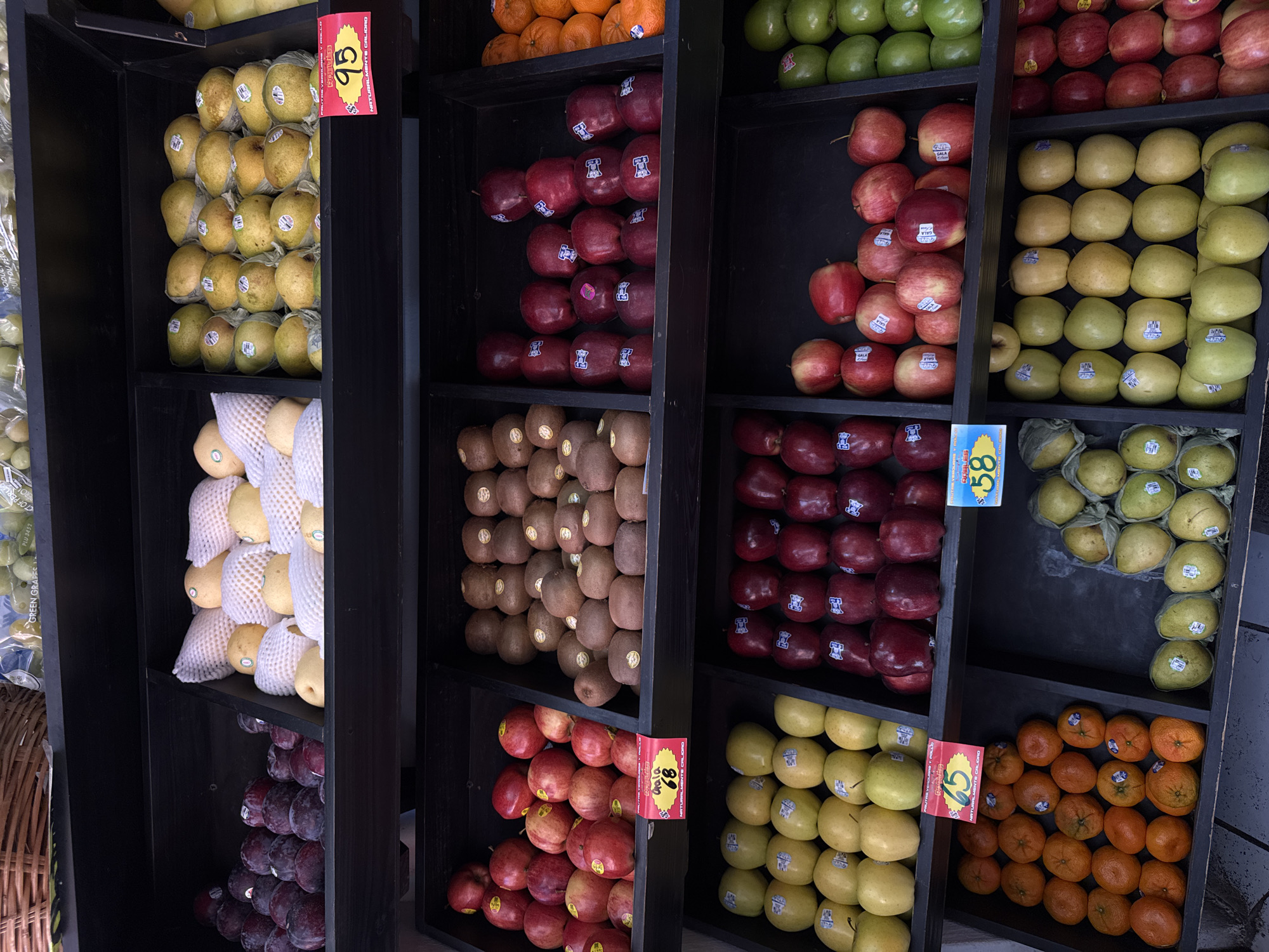 Fresh fruit market activity documented in Puebla, Mexico