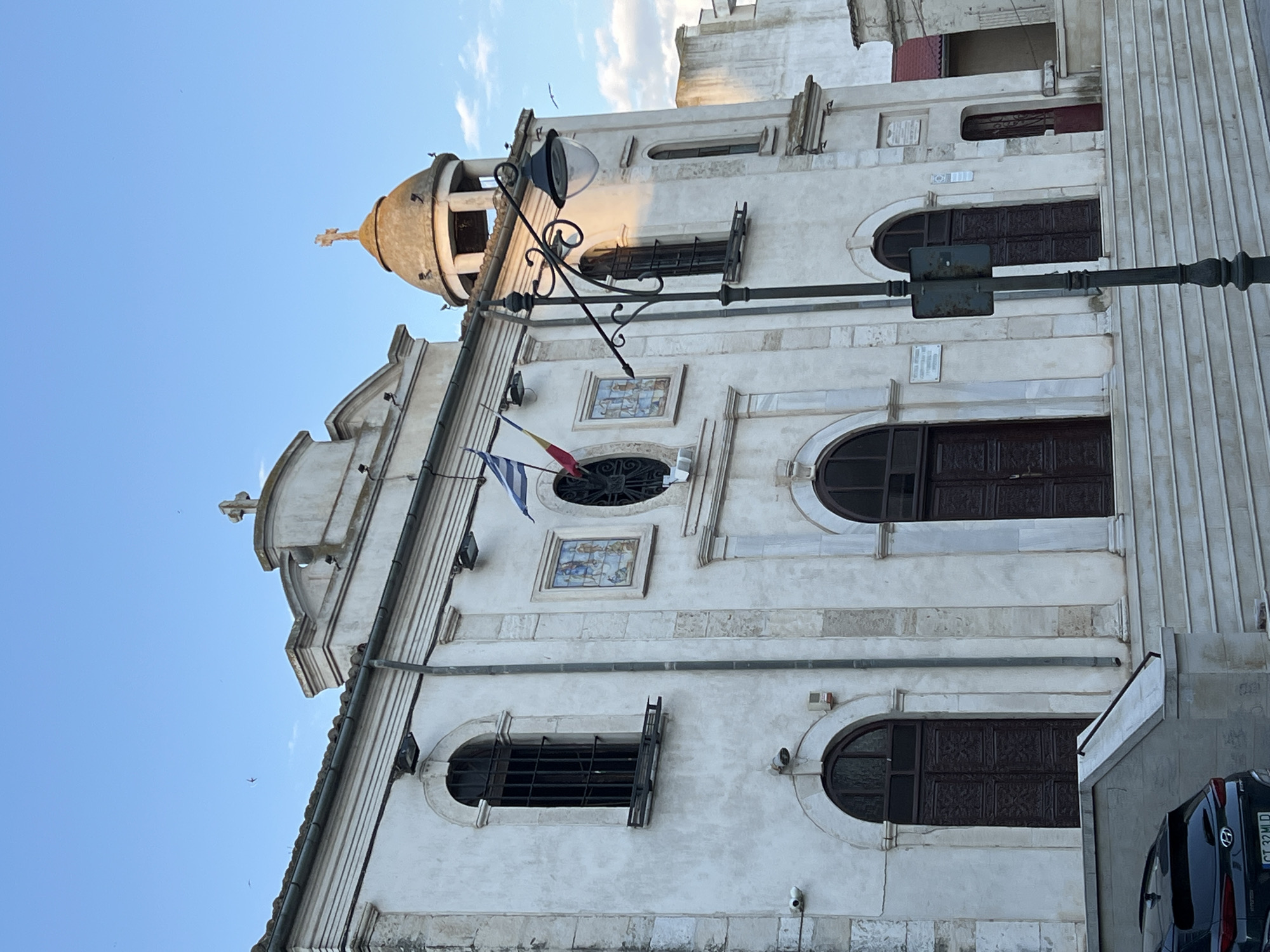 Street-level tour of a Constanța Orthodox church and its surroundings