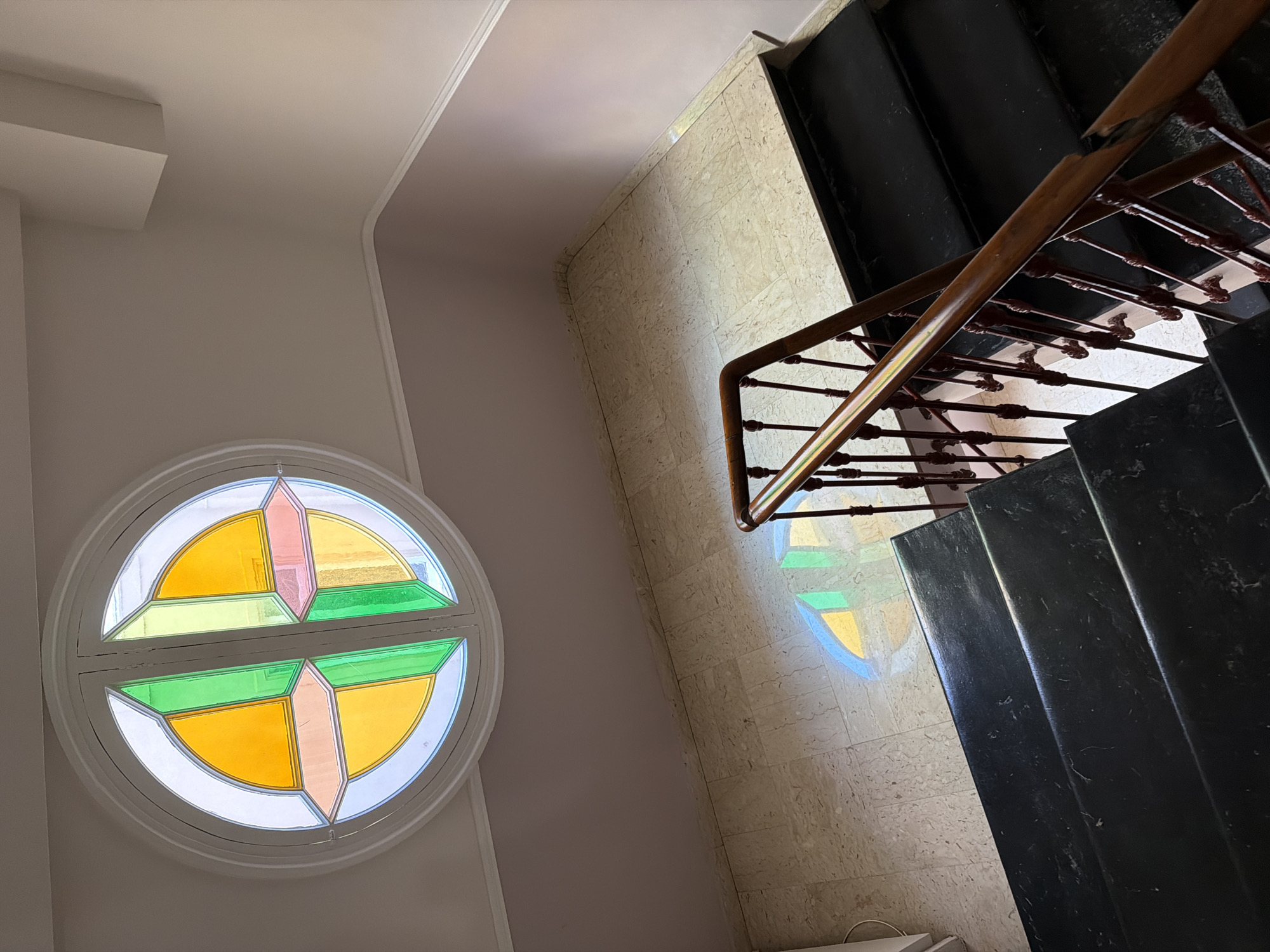 Interior architectural tour documented in Nice building