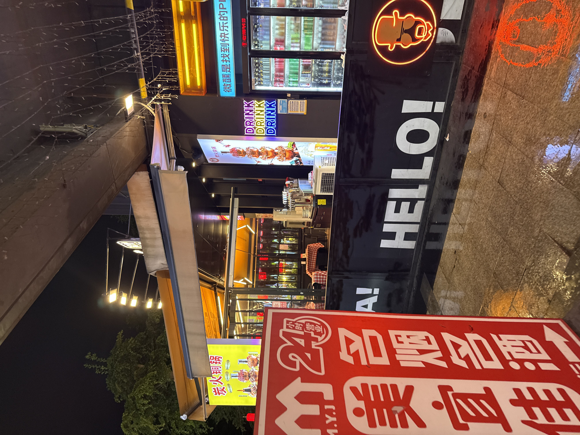 Rainy night browsing Haizhu's commercial streets and shops