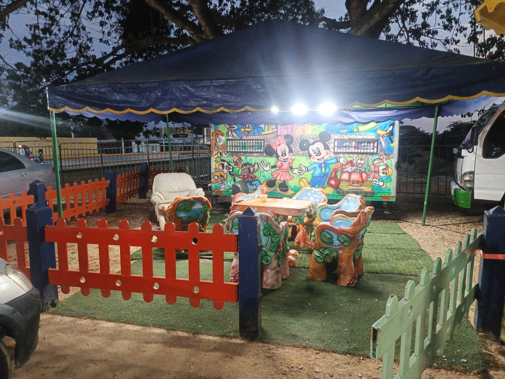 Colorful outdoor seating area spotted in Tinaquillo park