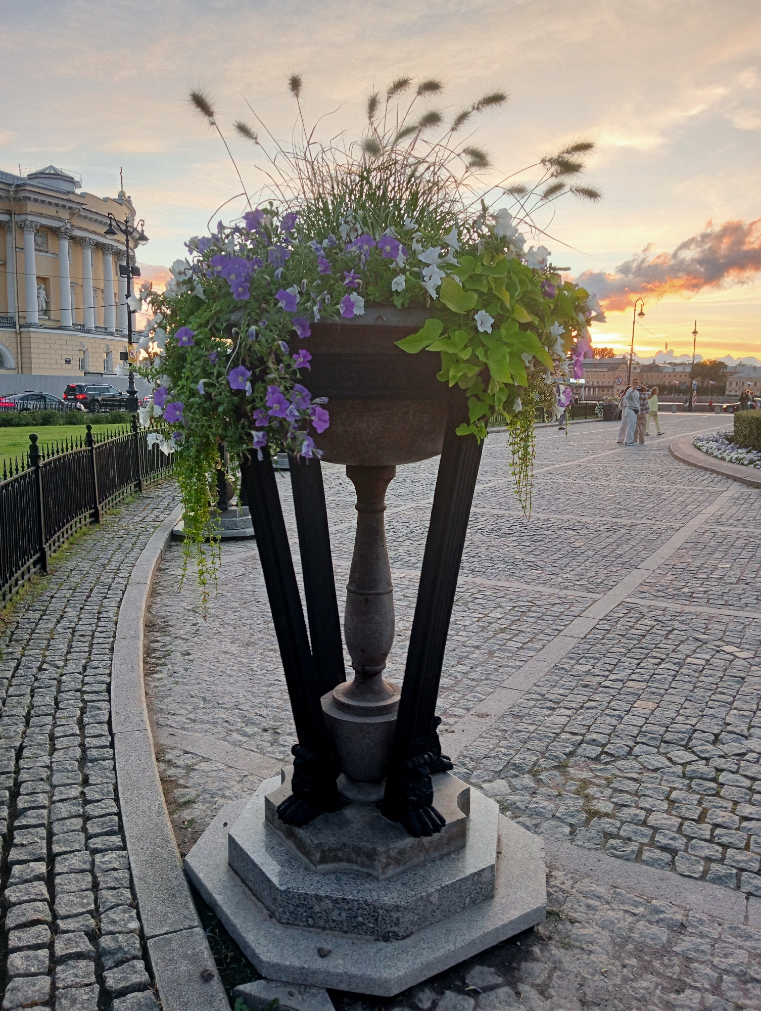 Dusk along the Neva: St. Petersburg's landmarks at golden hour