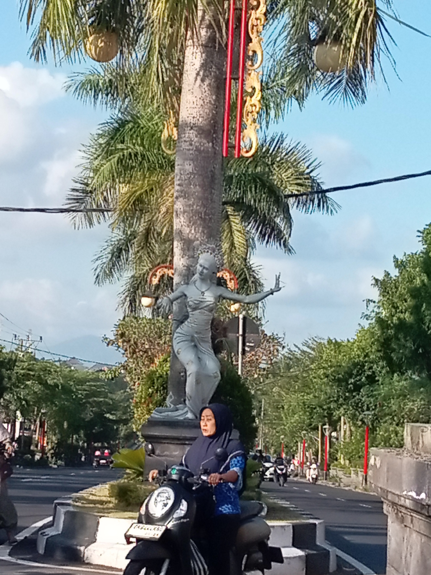 Street life and roadside statues in Blahbatuh, Bali