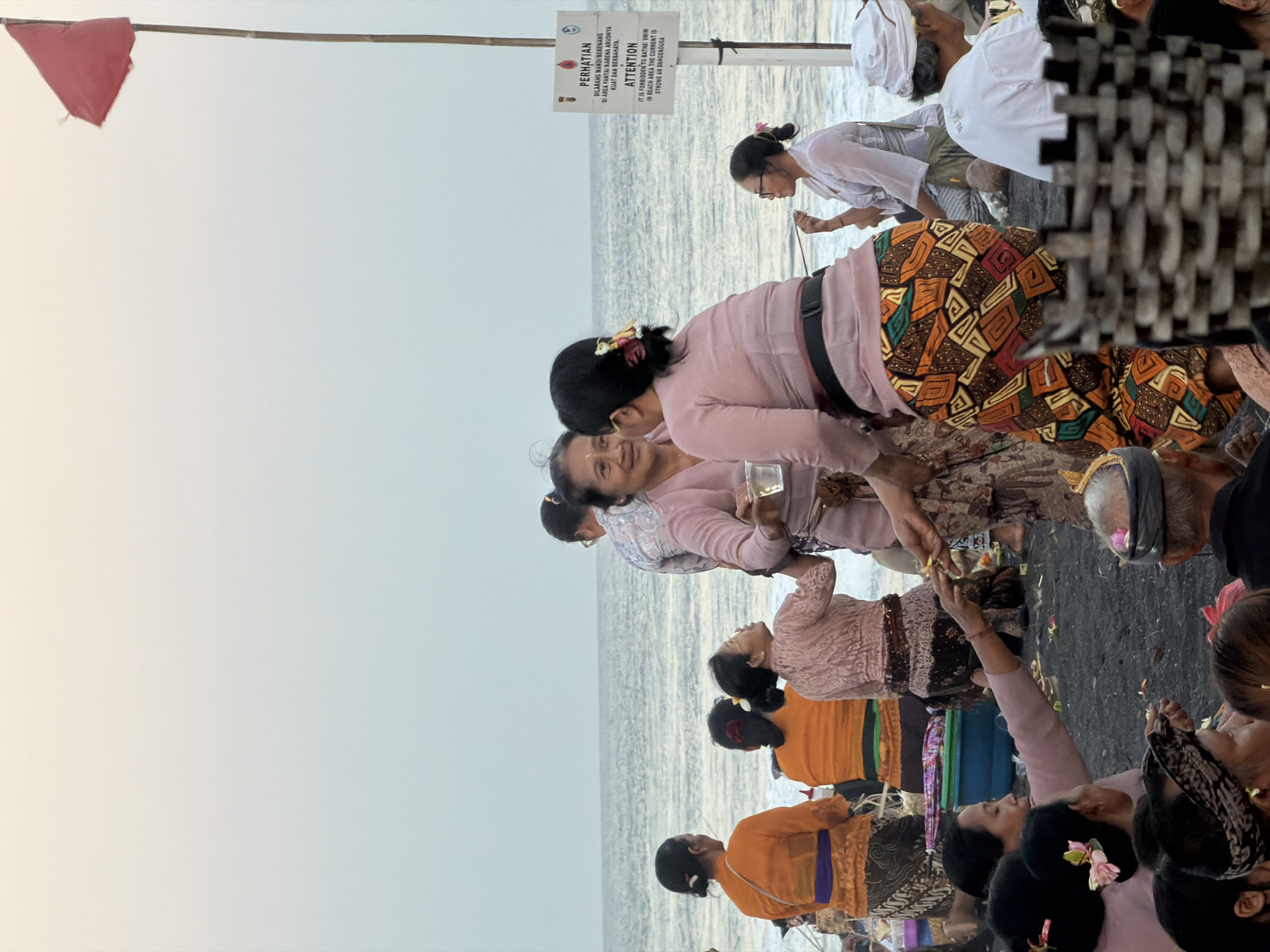 Balinese beach ceremony draws large crowd in Sukawati
