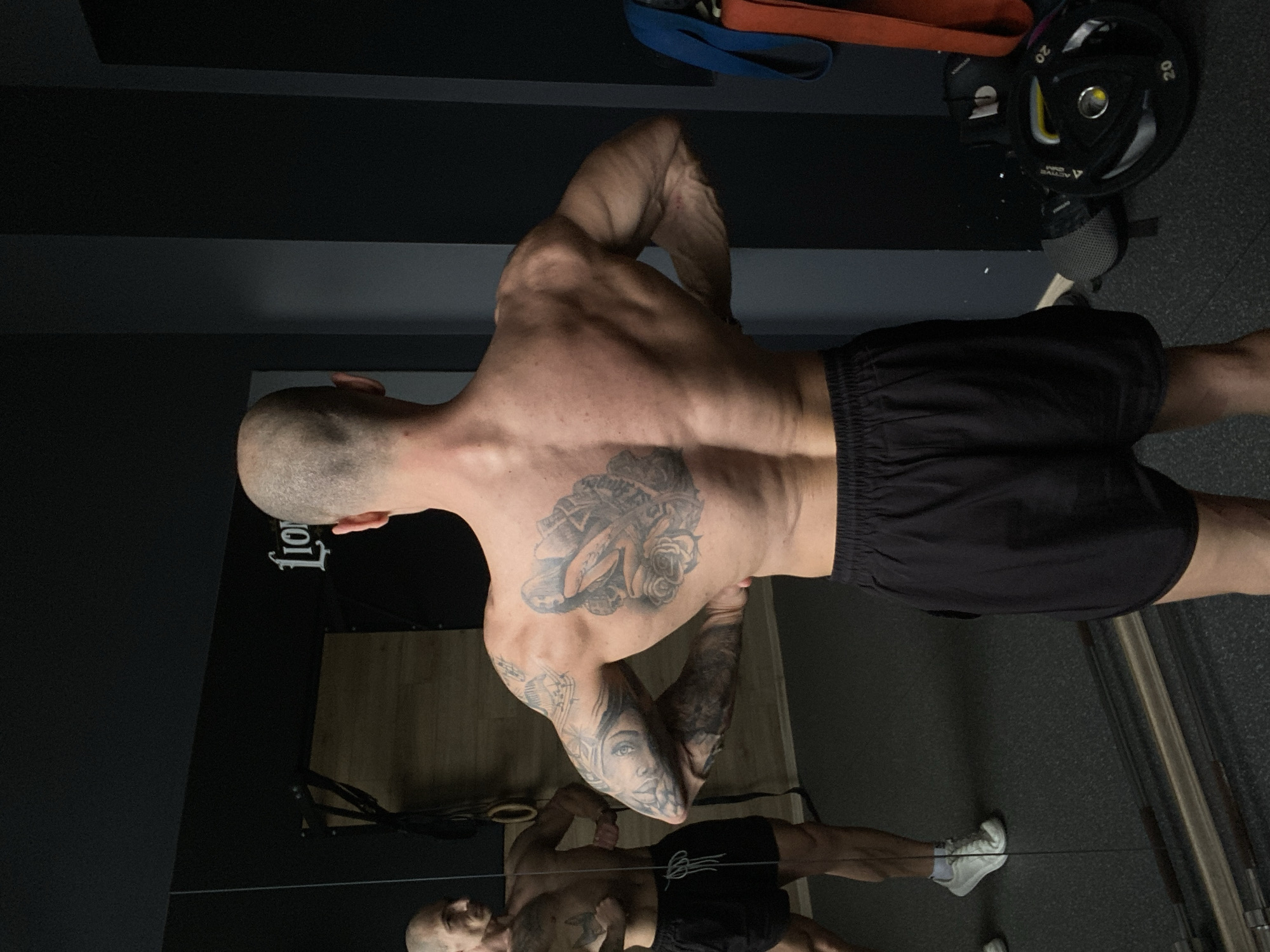Tattooed man documents workout session at Pleven gym