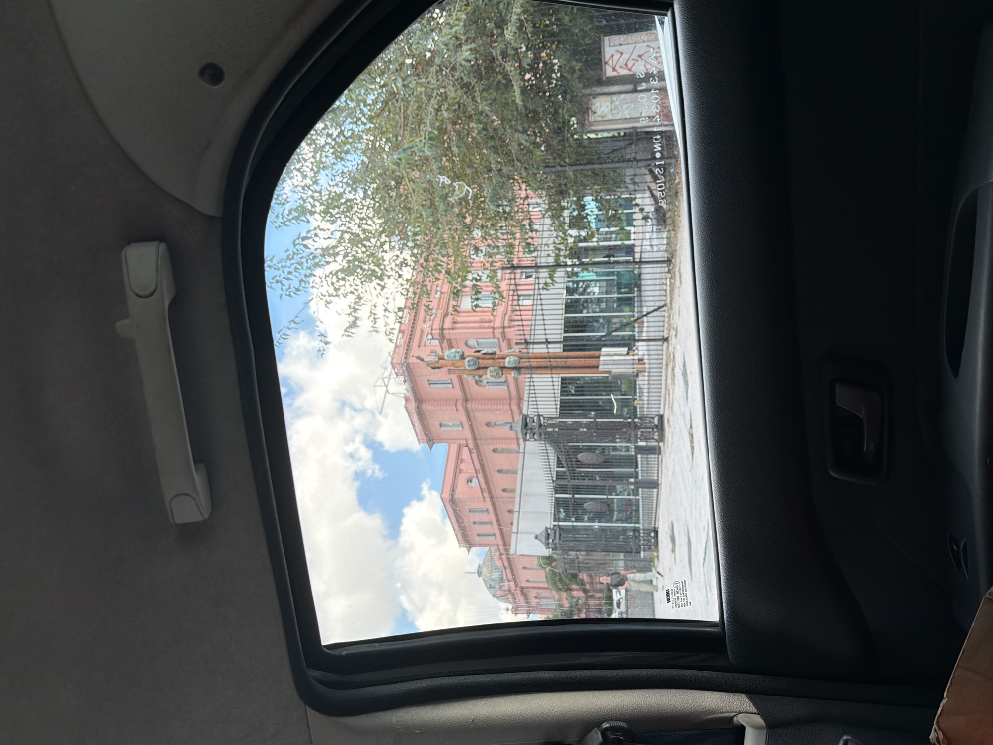 Tourist captures Casa Rosada through car sunroof in Buenos Aires