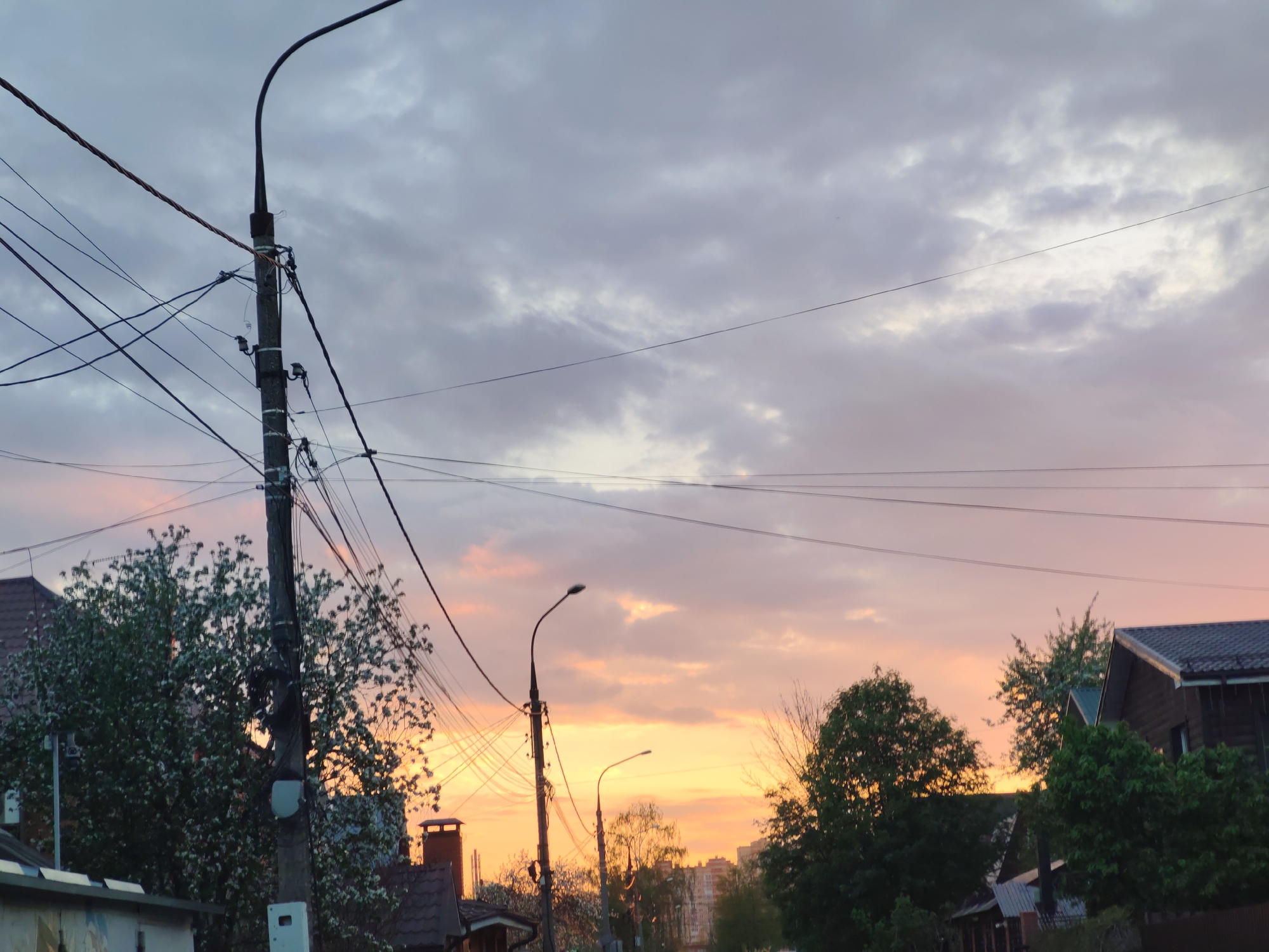 Spring evening walk documented in Podolsk residential area