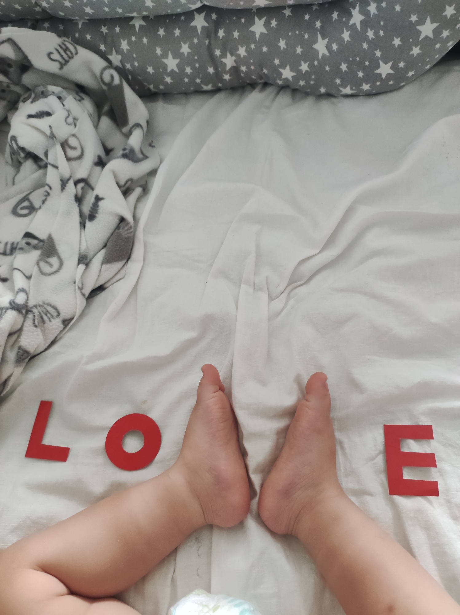 Parent captures tender baby photos with "LOVE" letters in Russia