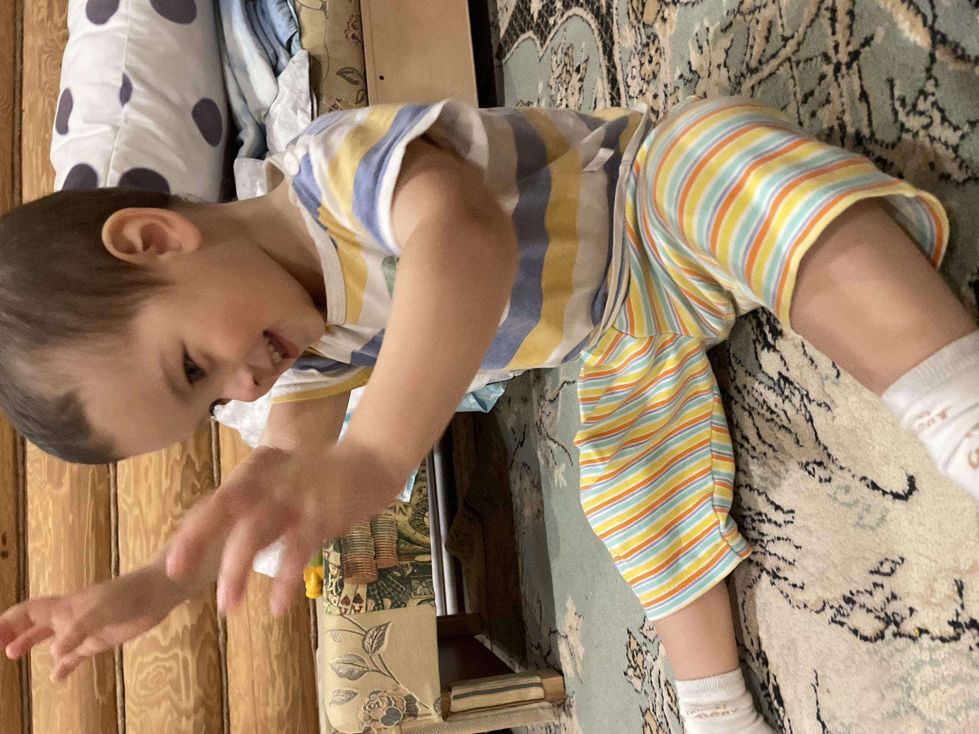 Child plays on carpet in Zav'yalovo home