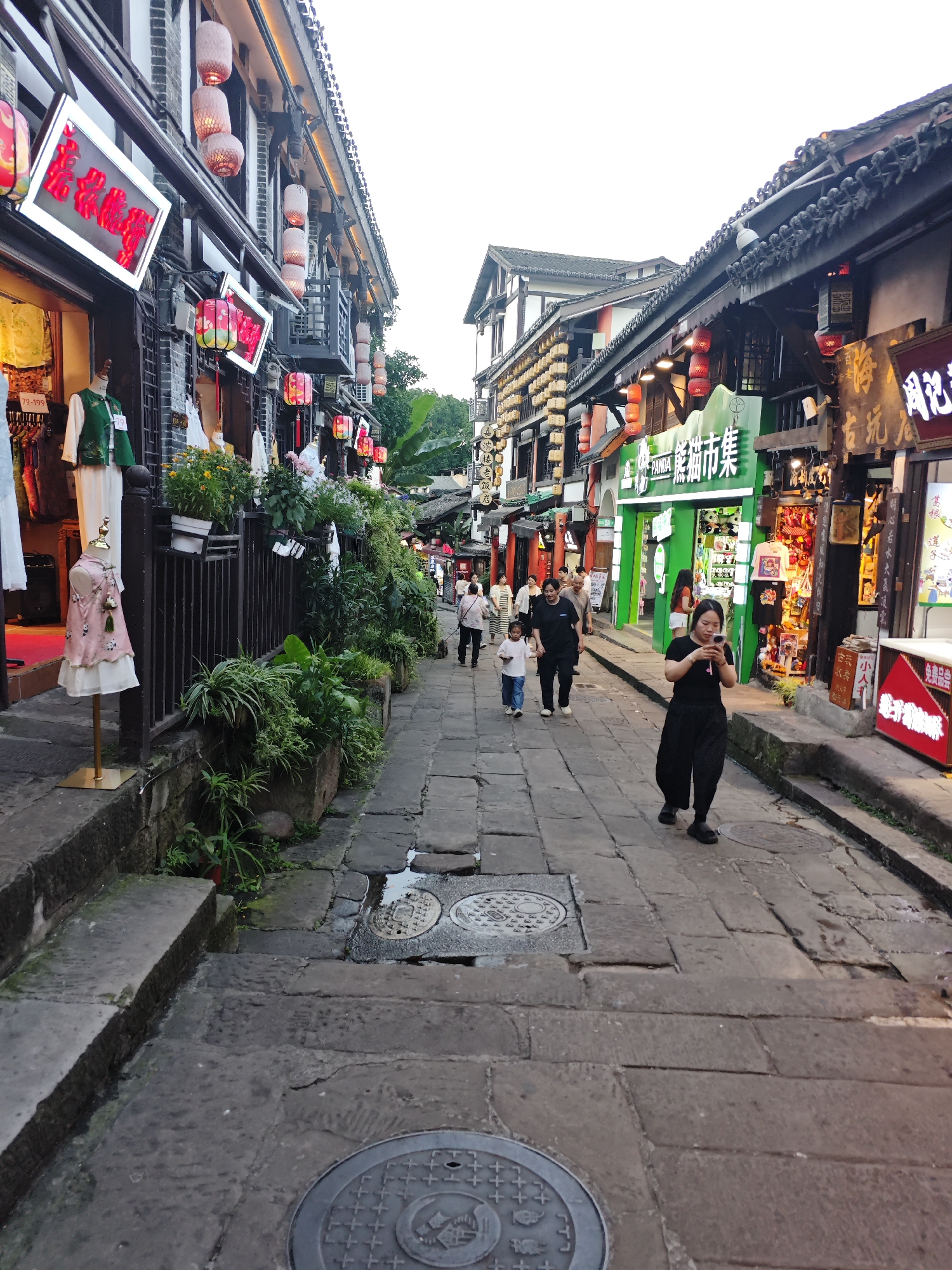 Traditional shopping street bustling with performers in Chongqing district