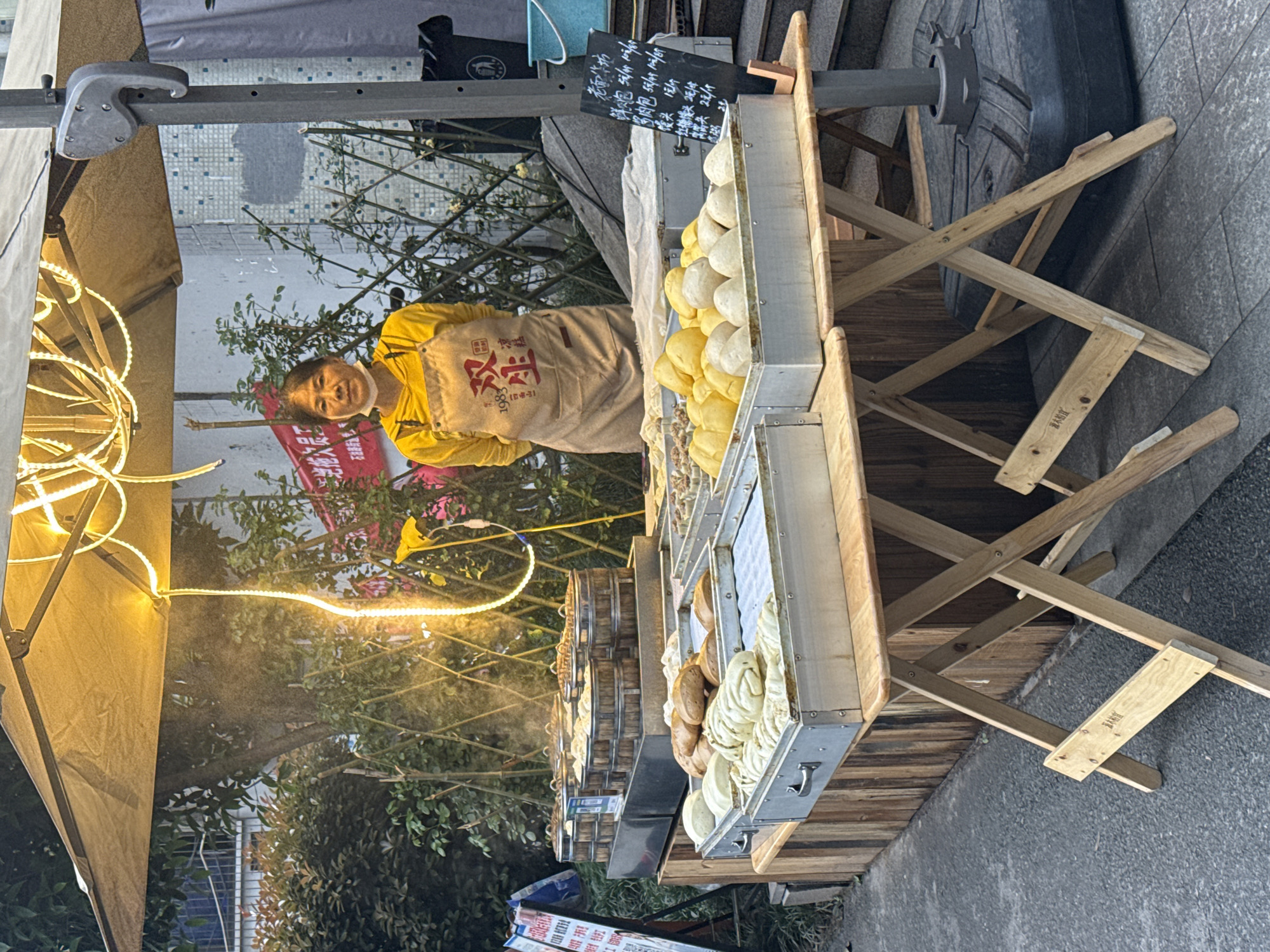 Food vendor operates in Yuzhong District, China