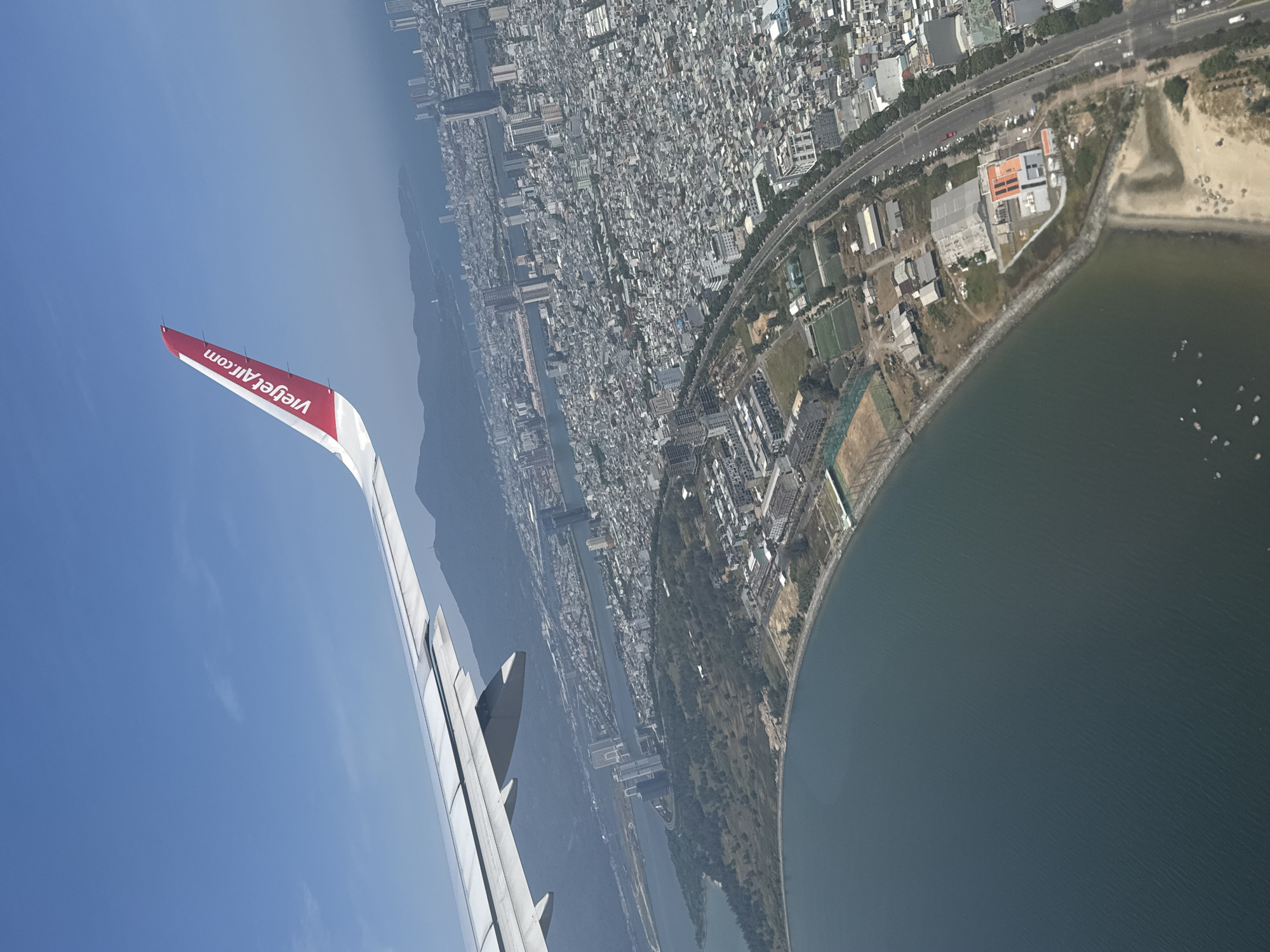 Vietjet passengers photograph Đà Nẵng approach from airplane windows