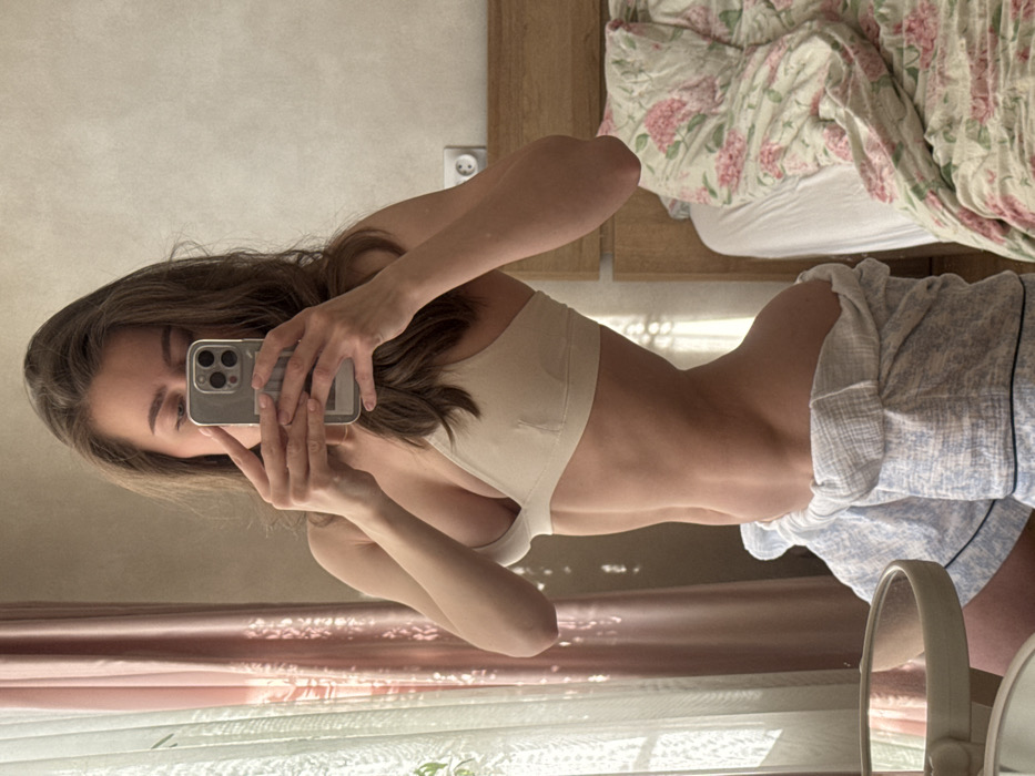 Woman Takes Early Morning Mirror Selfies in Krasnoyarsk Bedroom