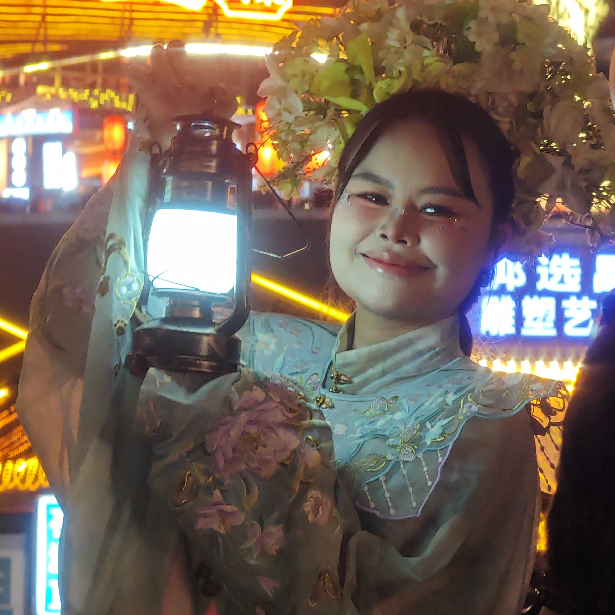 Traditional-dressed figure spotted in busy Chongqing district